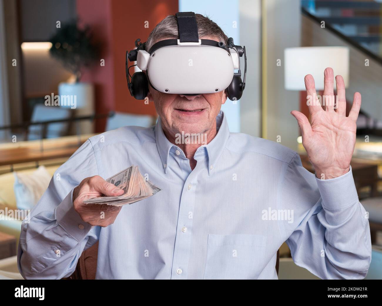 Konzept der Cyberkriminalität: Ältere Erwachsene zahlen Bargeld, während sie ein Virtual-Reality-Headset tragen Stockfoto