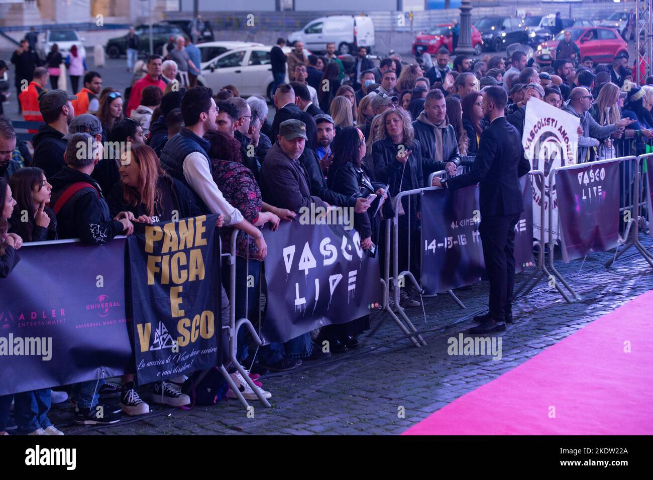 8. November 2022, Rom, Italien: Fans warten auf die Ankunft des italienischen Sängers Vasco Rossi vor dem Space Moderno-Kino in Rom (Foto: © Matteo Nardone/Pacific Press via ZUMA Press Wire) Stockfoto