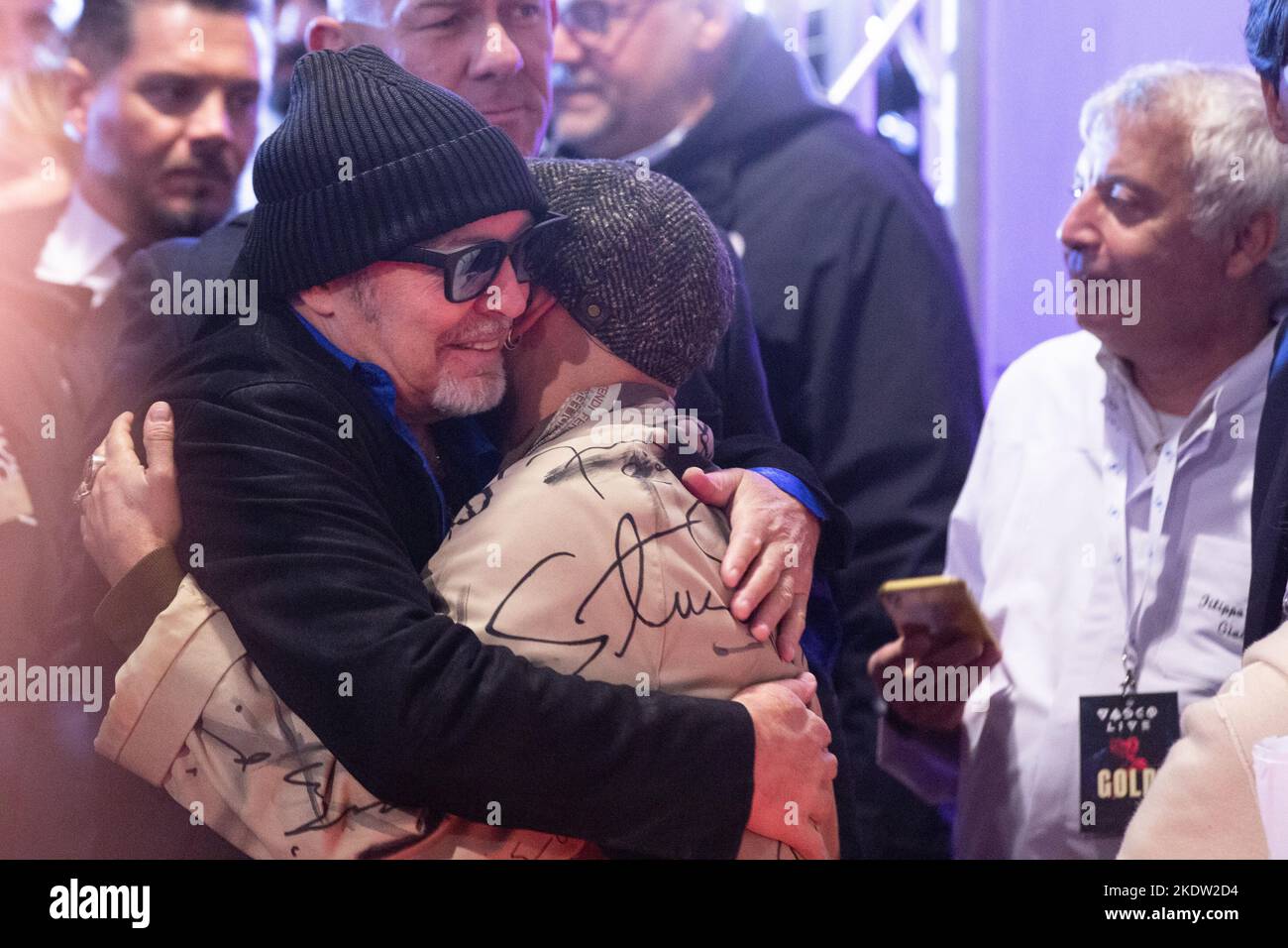 8. November 2022, Rom, Italien: Der italienische Sänger Vasco Rossi und der Regisseur Giuseppe Domingo Romano besuchen die Premiere des Films ''Vasco - Live Roma Circo Massimo''' in Rom (Bildquelle: © Matteo Nardone/Pacific Press via ZUMA Press Wire) Stockfoto