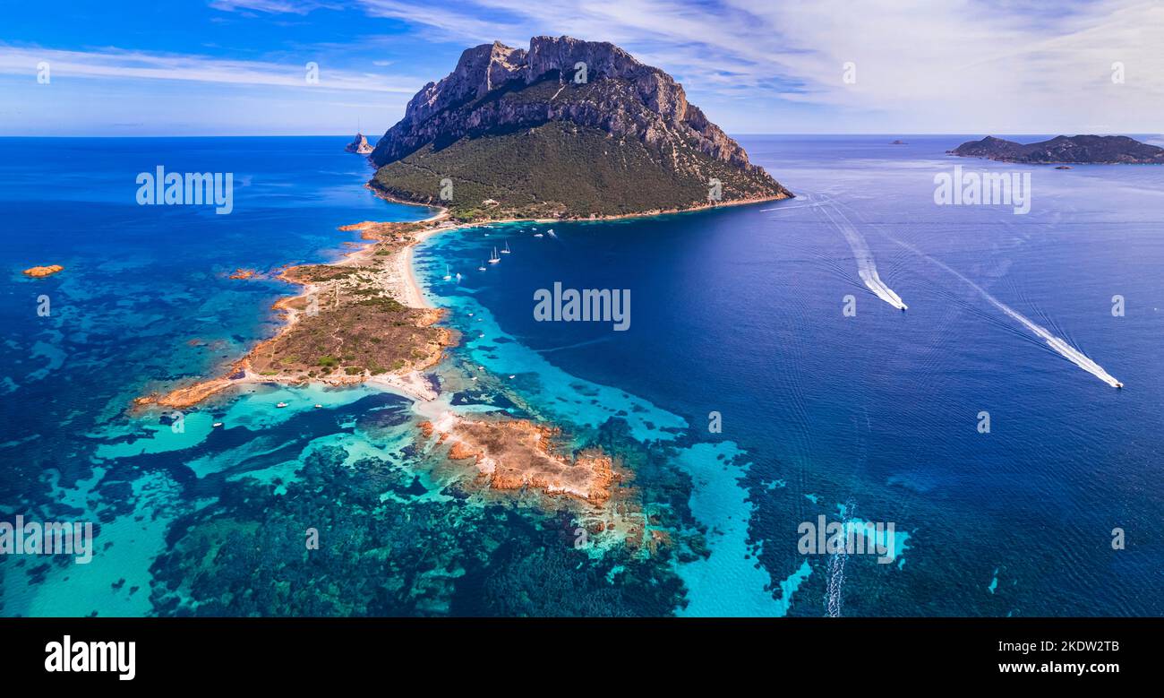 Luftdrohne Panoramablick auf herrliche Insel und Strand Tavolara in Sardegna, Italien. Sardinien Insel italienischer Sommerurlaub Stockfoto