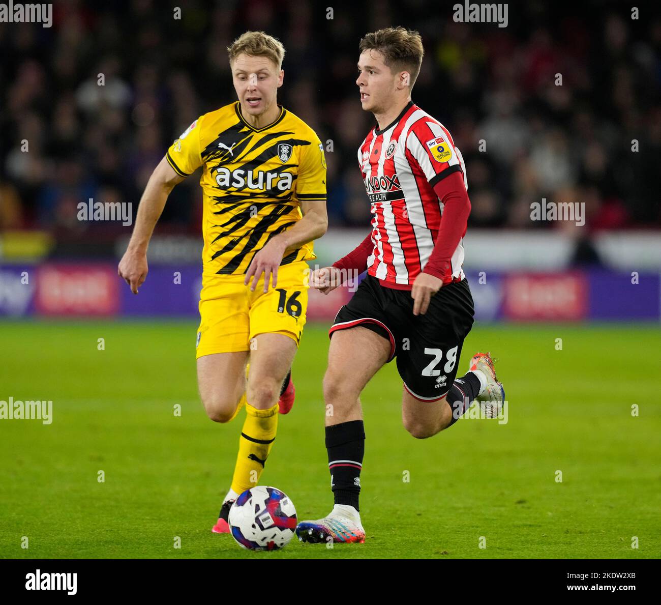 Sheffield, Großbritannien. 8.. November 2022. James McAtee von Sheffield Utd steht beim Sky Bet Championship-Spiel in der Bramall Lane, Sheffield, vor Jamie Lindsay von Rotherham. Bildnachweis sollte lauten: Andrew Yates/Sportimage Kredit: Sportimage/Alamy Live News Stockfoto