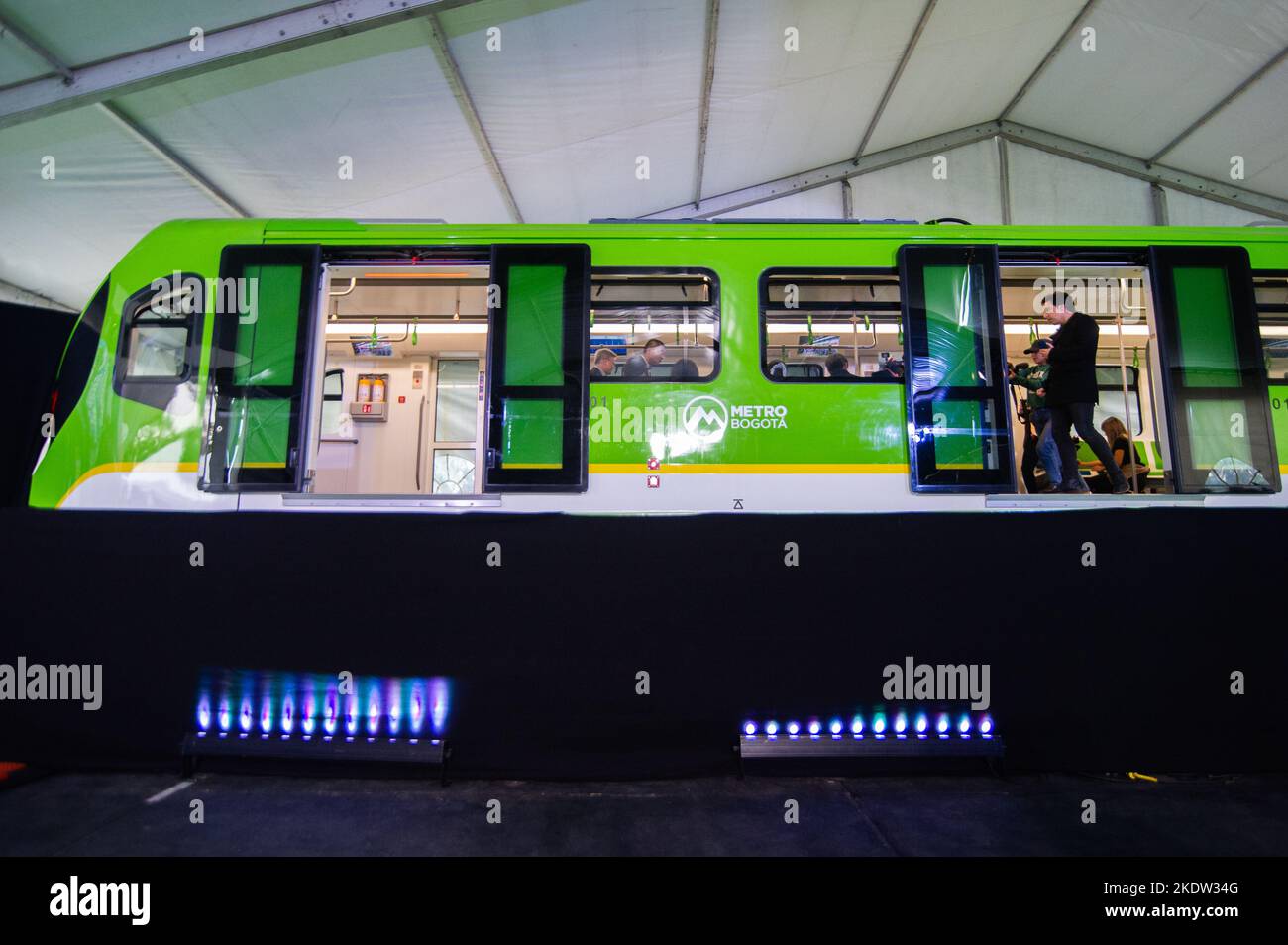 Während der Enthüllung des Metro-Wagens von Bogota werfen die Menschen einen Blick auf den Prototyp des Metro-Wagens von Bogota, während das Metro-System von Bogota mit den Arbeiten von ava beginnt Stockfoto