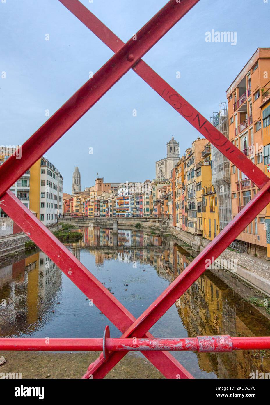 Ein Blick auf die Kathedrale der Heiligen Maria von Girona und die Kirche des Heiligen Felix von der Eiffel Brücke Stockfoto