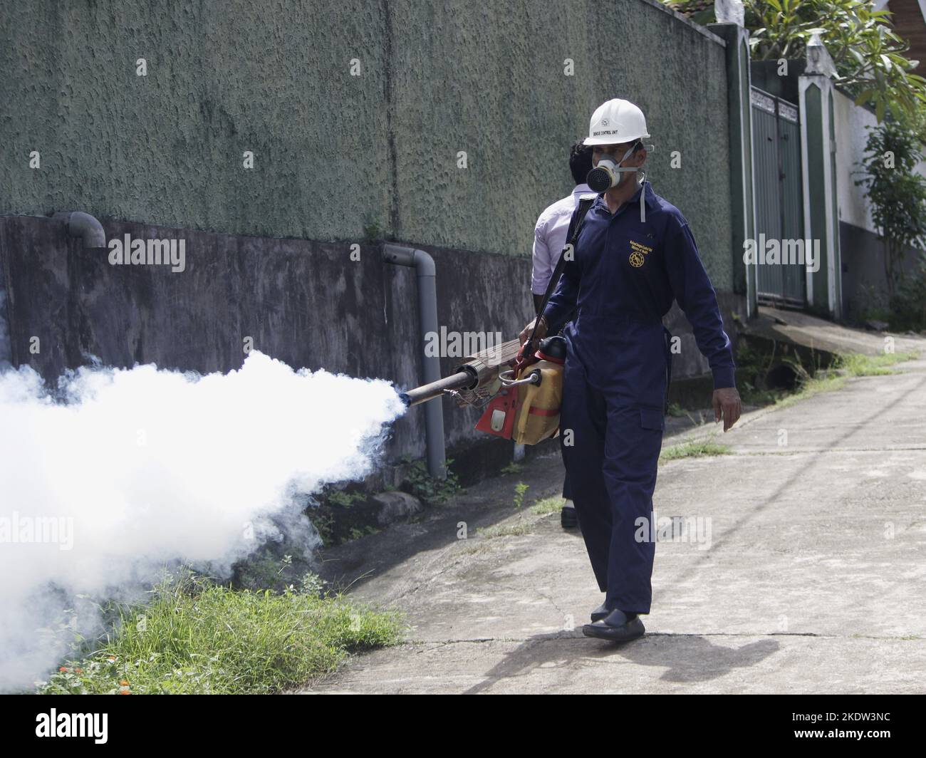 Colombo, West, Sri Lanka. 8.. November 2022. Ein Regierungsmitarbeiter, der als Präventionsstrategie für Dengue-Fieber beschlagen wird. Nach Angaben der Nationalen Dengue-Kontrolleinheit ist die Zahl der Dengue-infizierten Menschen in diesem Jahr rapide angewachsen. Fast die Mehrheit der Dengue-Fälle wurde aus Colombo und seinen Vororten gemeldet. (Bild: © ISURA Nimantha/Pacific Press via ZUMA Press Wire) Stockfoto