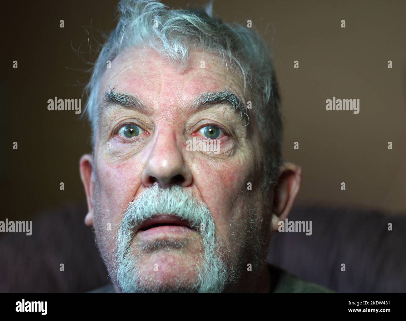 Ein verängstigter Blick auf einen gestressten und ängstigen alten Mann. Stockfoto
