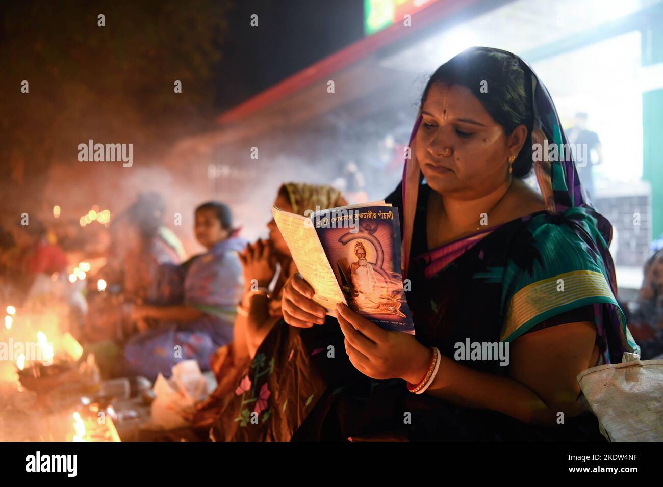 Narayanganj, Bangladesch. 08.. November 2022. Ein hinduistischer Anhänger bietet Rakher Upobas Gebete im Shri Shri Lokanath Brahmachari Ashram Tempel in Narayanganj am Rand von Dhaka an. Kredit: SOPA Images Limited/Alamy Live Nachrichten Stockfoto