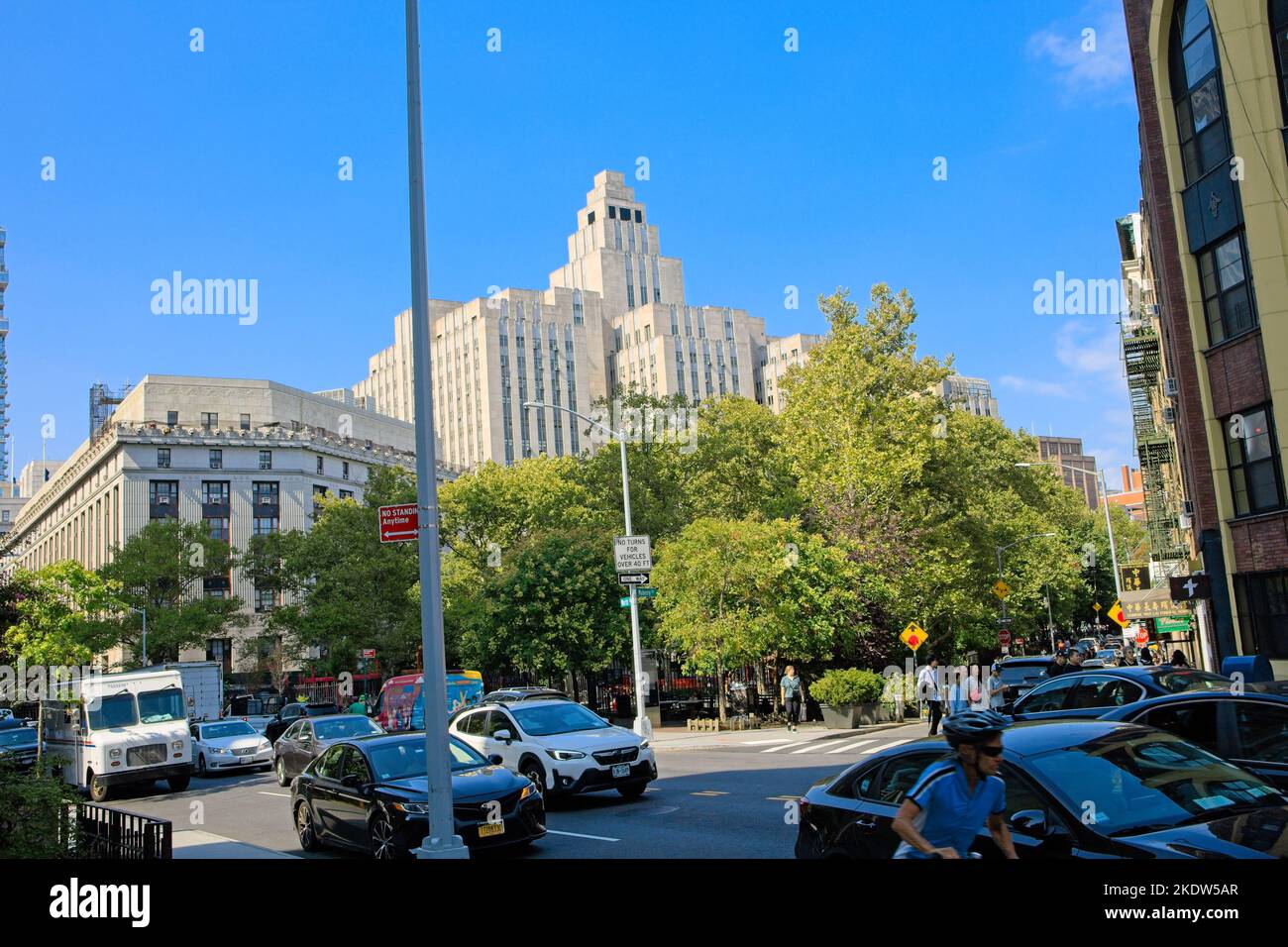 New York, NY, USA - 8. Nov 2022: Ein Blick auf die Gebäude der New Yorker Strafgerichte vom Columbus Park in Chinatown aus Stockfoto