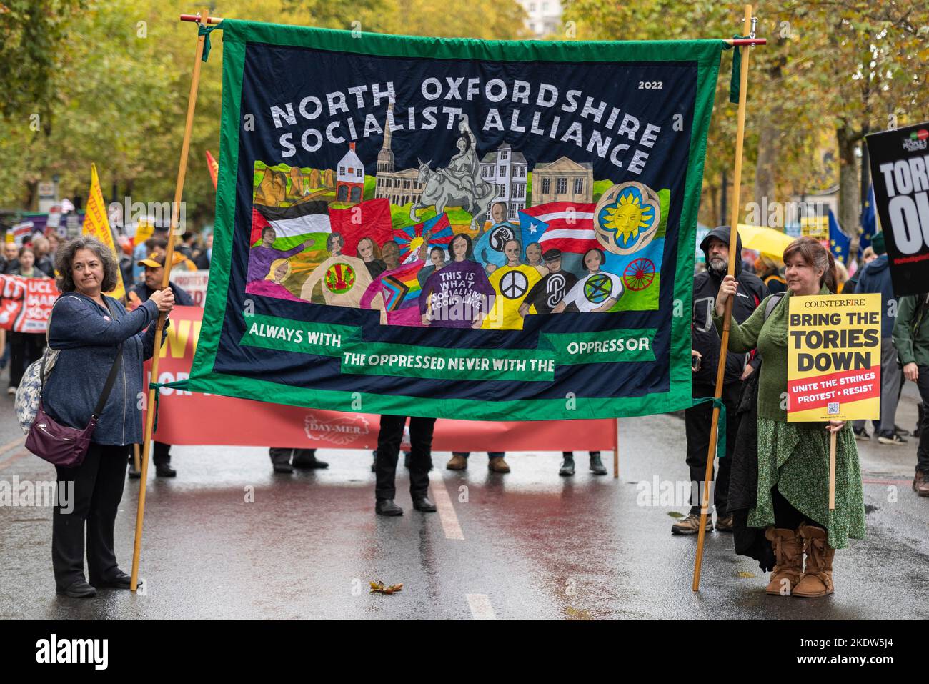 Banner der North Oxfordshire Socialist Alliance bei einem Protest in London gegen die Sparmaßnahmen der konservativen Regierung, der zu einer Parlamentswahl aufruft Stockfoto