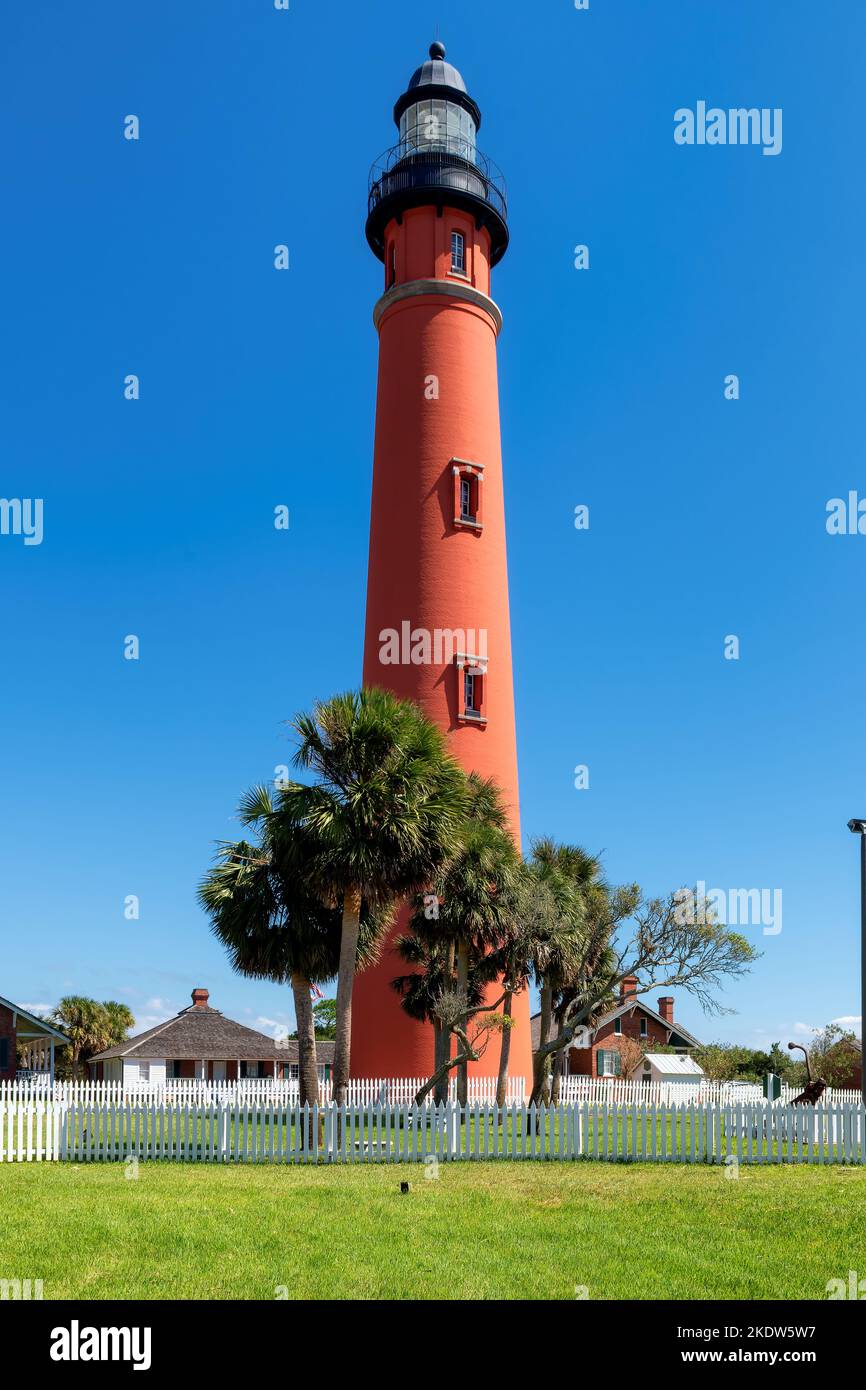 Ponce de Leon Inlet Leuchtturm und Palmen in der Umgebung in Dayona Beach, Florida. Stockfoto