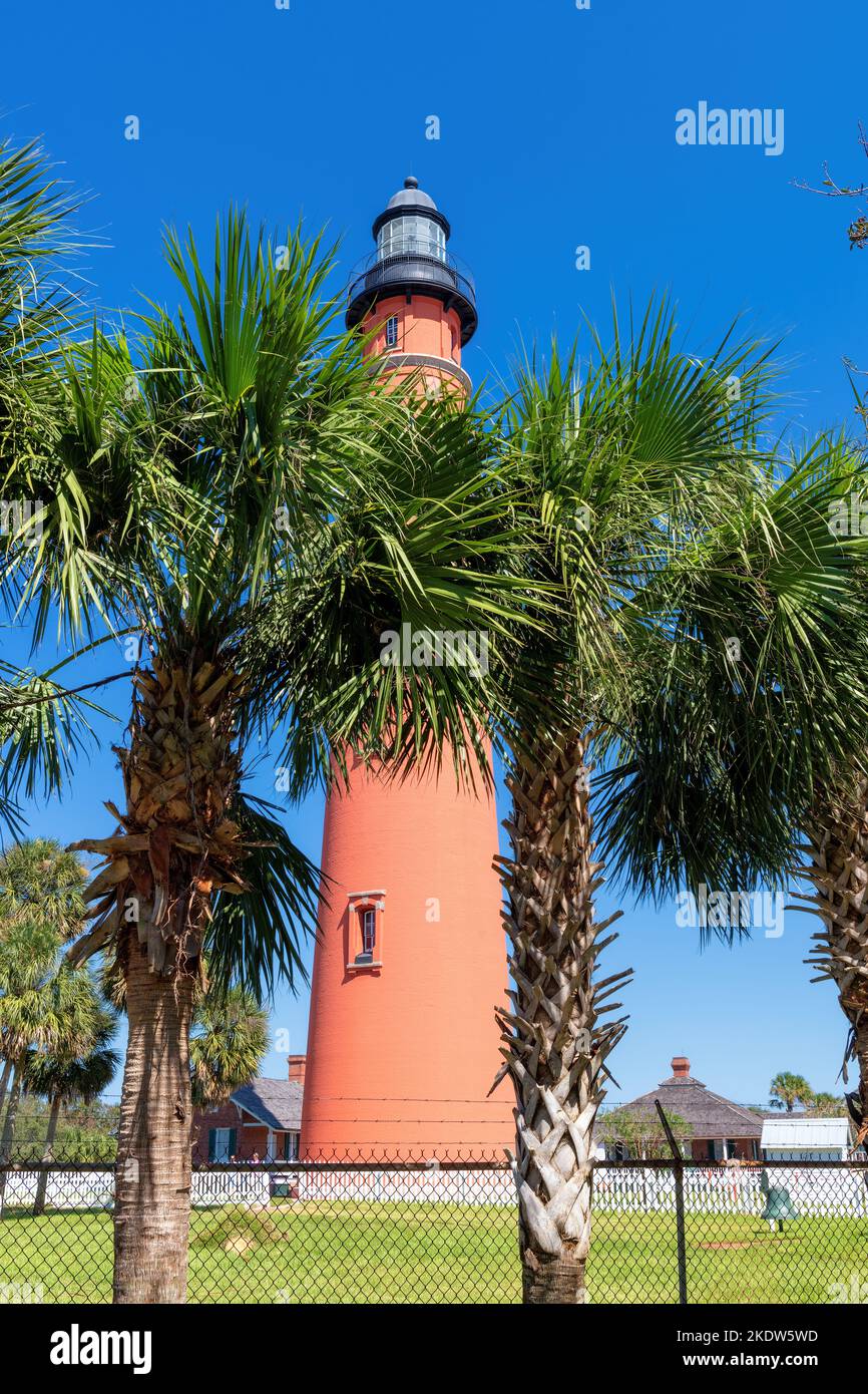 Ponce de Leon Inlet Leuchtturm und Palmen in der Umgebung in Dayona Beach, Florida. Stockfoto