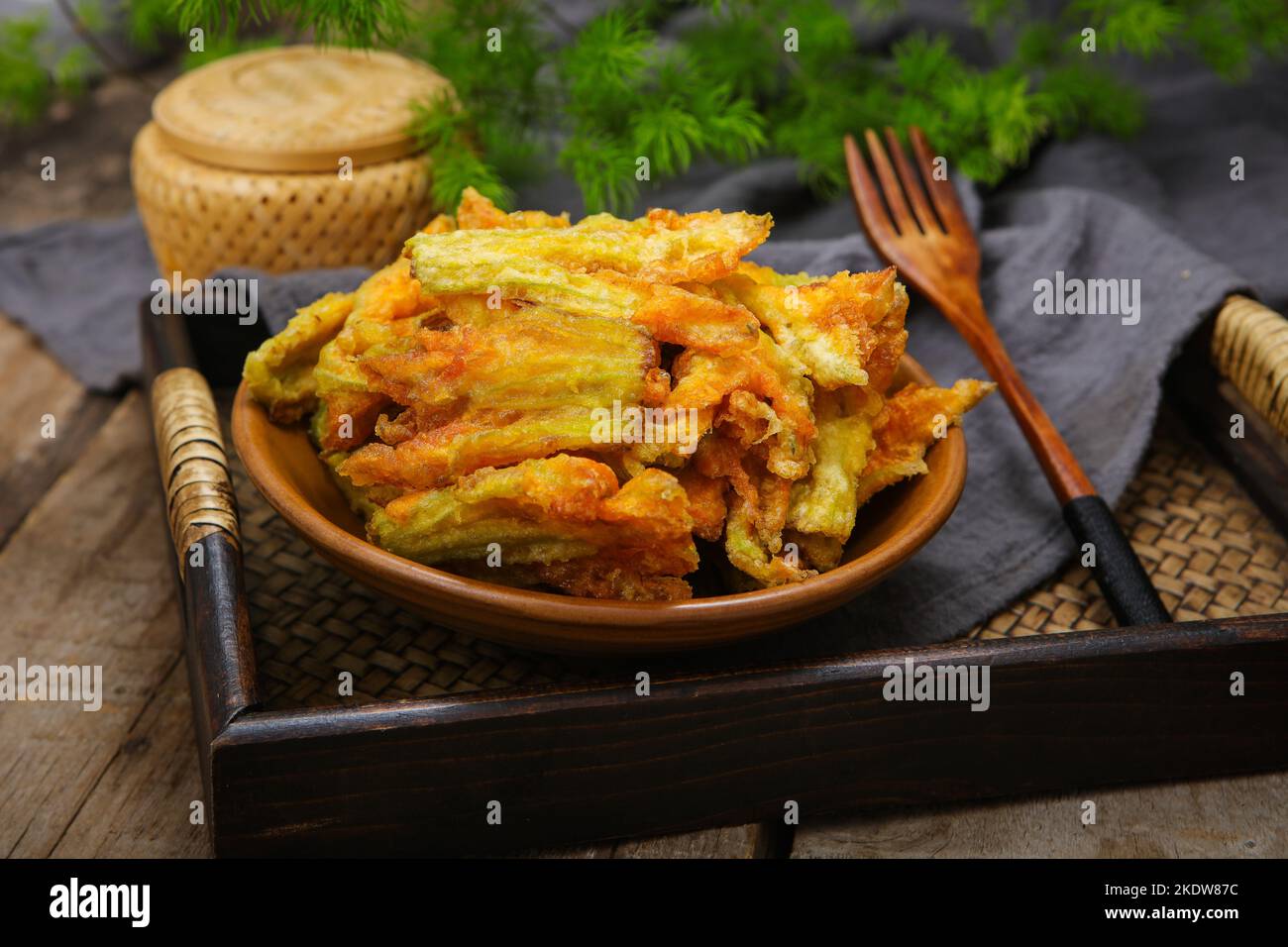 Ein Teller mit gebratenen Kürbisblüten Stockfoto