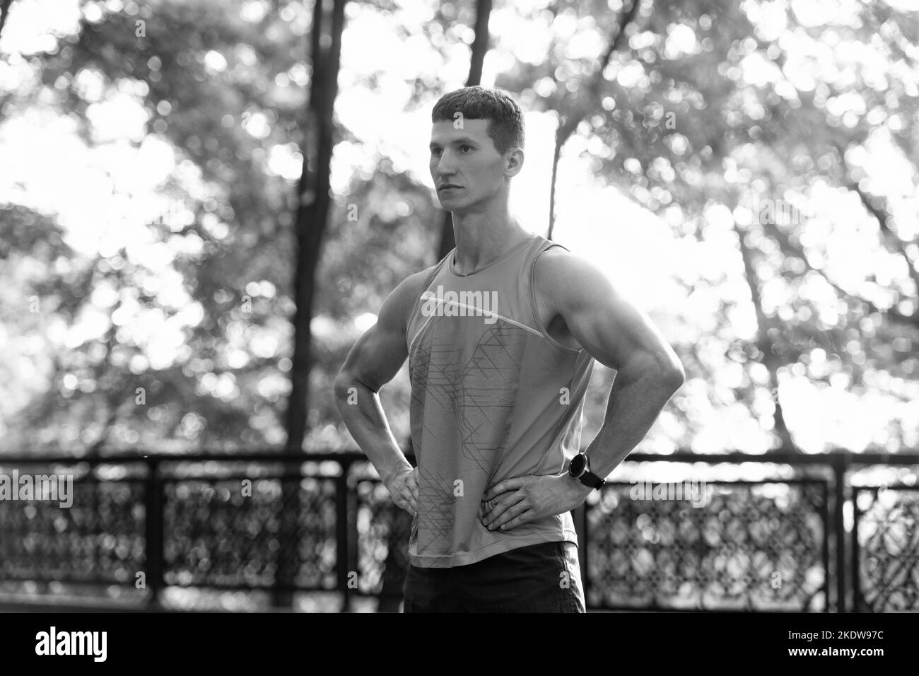 Muskulöser, athletischer Mann in Sportbekleidung, der eine Pause hat Stockfoto