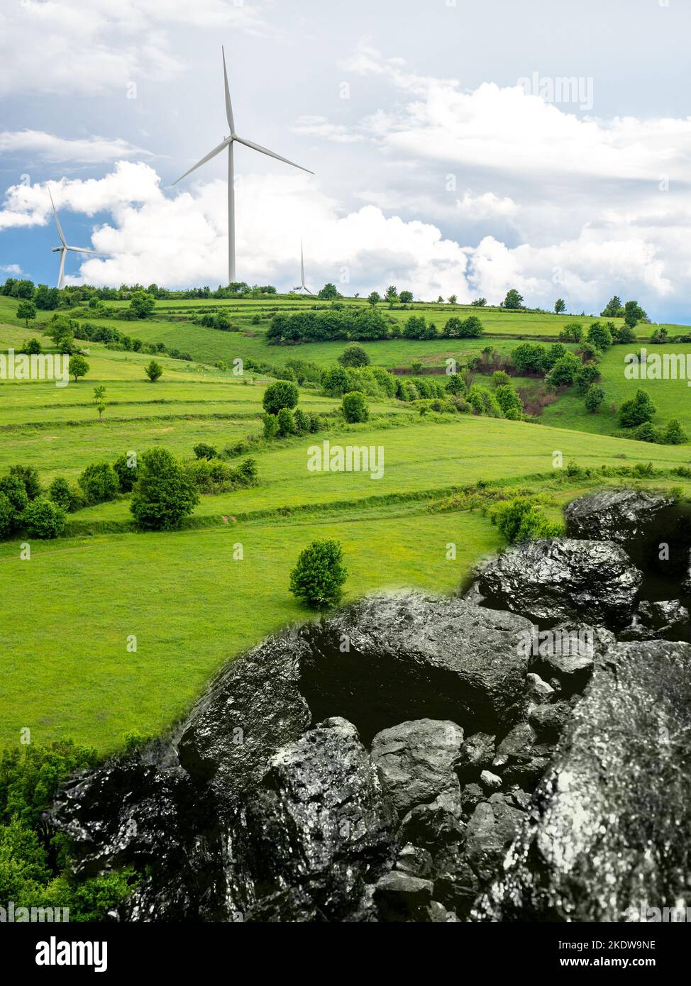 Windturbinen und Kohlerz, Energiewandelkonzept Stockfoto