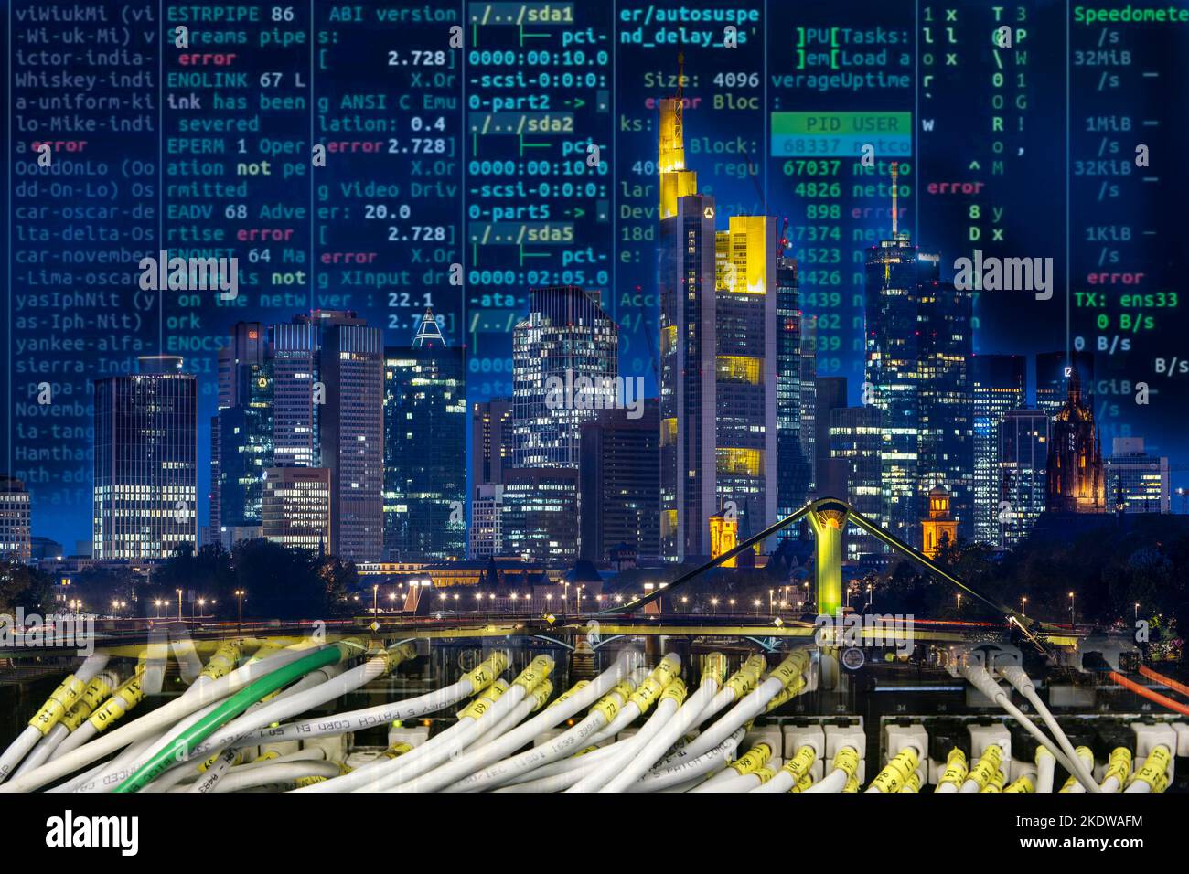 Symbolische Image kritische Infrastruktur, Skyline von Frankfurt am Main, Datenkabel, Hacker-Code, Stockfoto