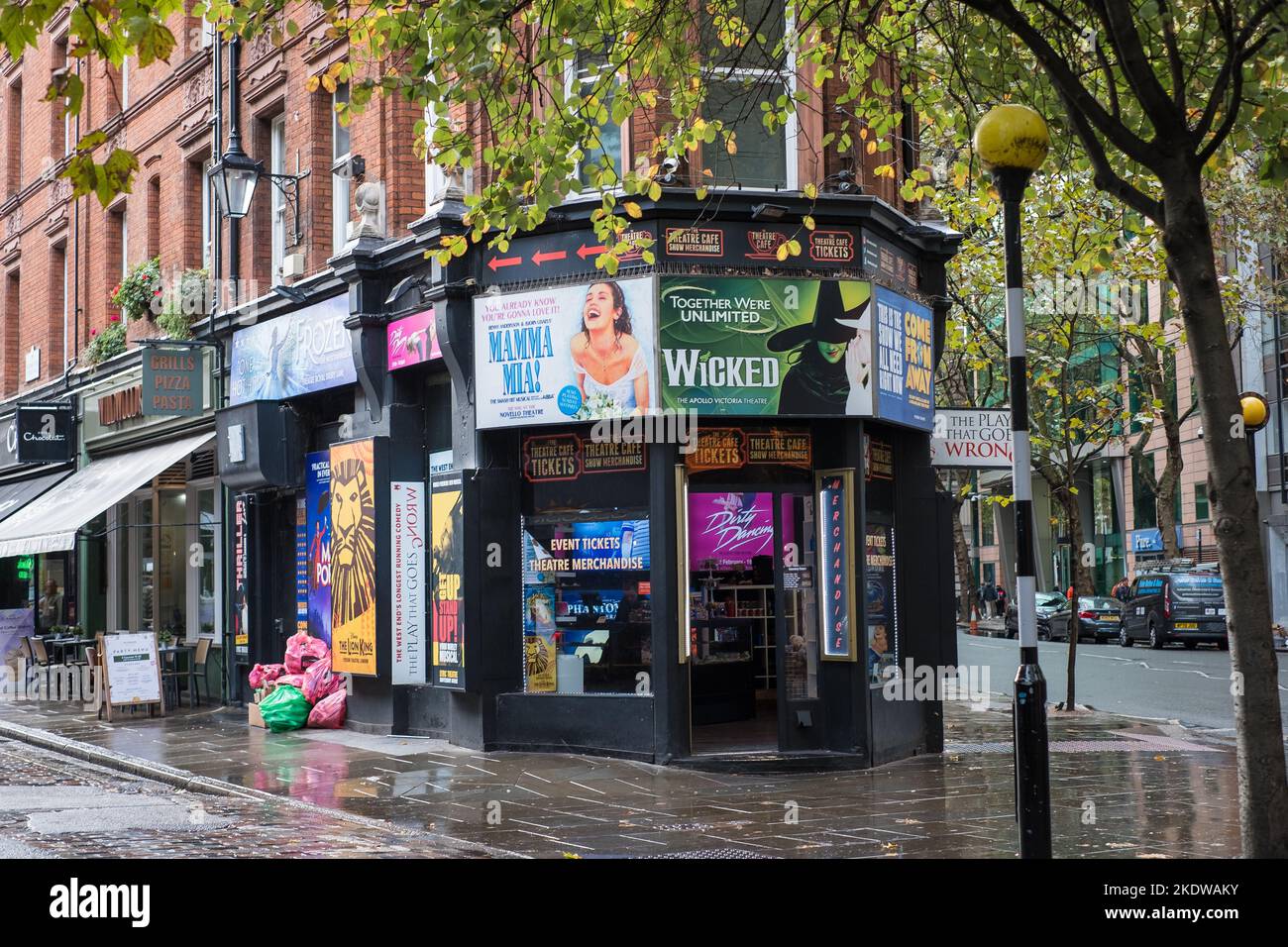 London, Großbritannien - 5. November 2022: Theaterkasse mit Eintrittskarten und Waren für verschiedene Theaterstücke im West End in London. Stockfoto