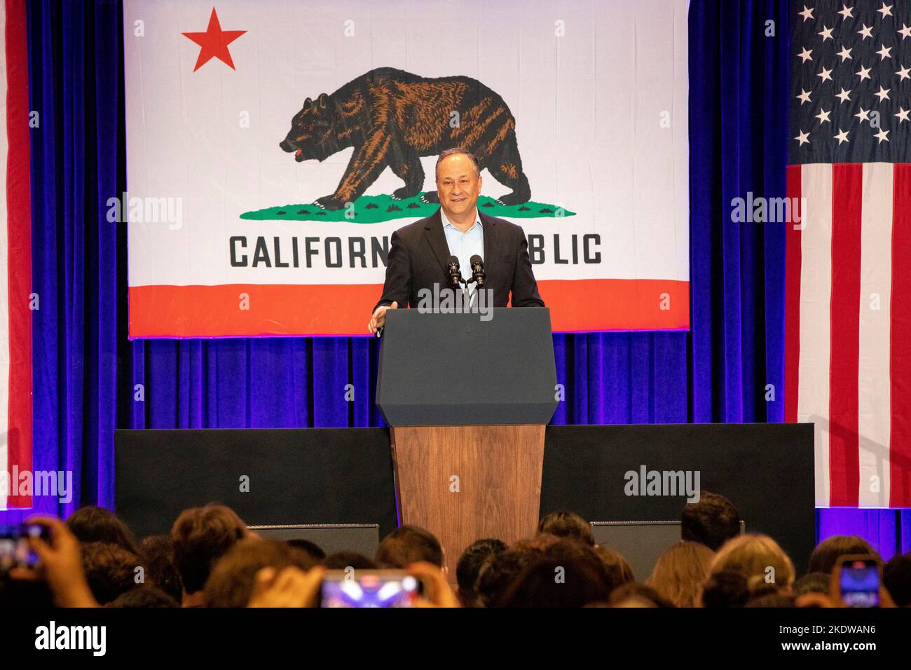 7. November 2022, Los Angeles, Kalifornien, USA: LOS ANGELES - 7. NOVEMBER: Doug Emhoff bei einer Kundgebung für Karen Bass im UCLA Meyer and Renee Luskin Conference Center am 7. November 2022 in Los Angeles, CA (Foto: © Nina Prommer/ZUMA Press Wire) Stockfoto