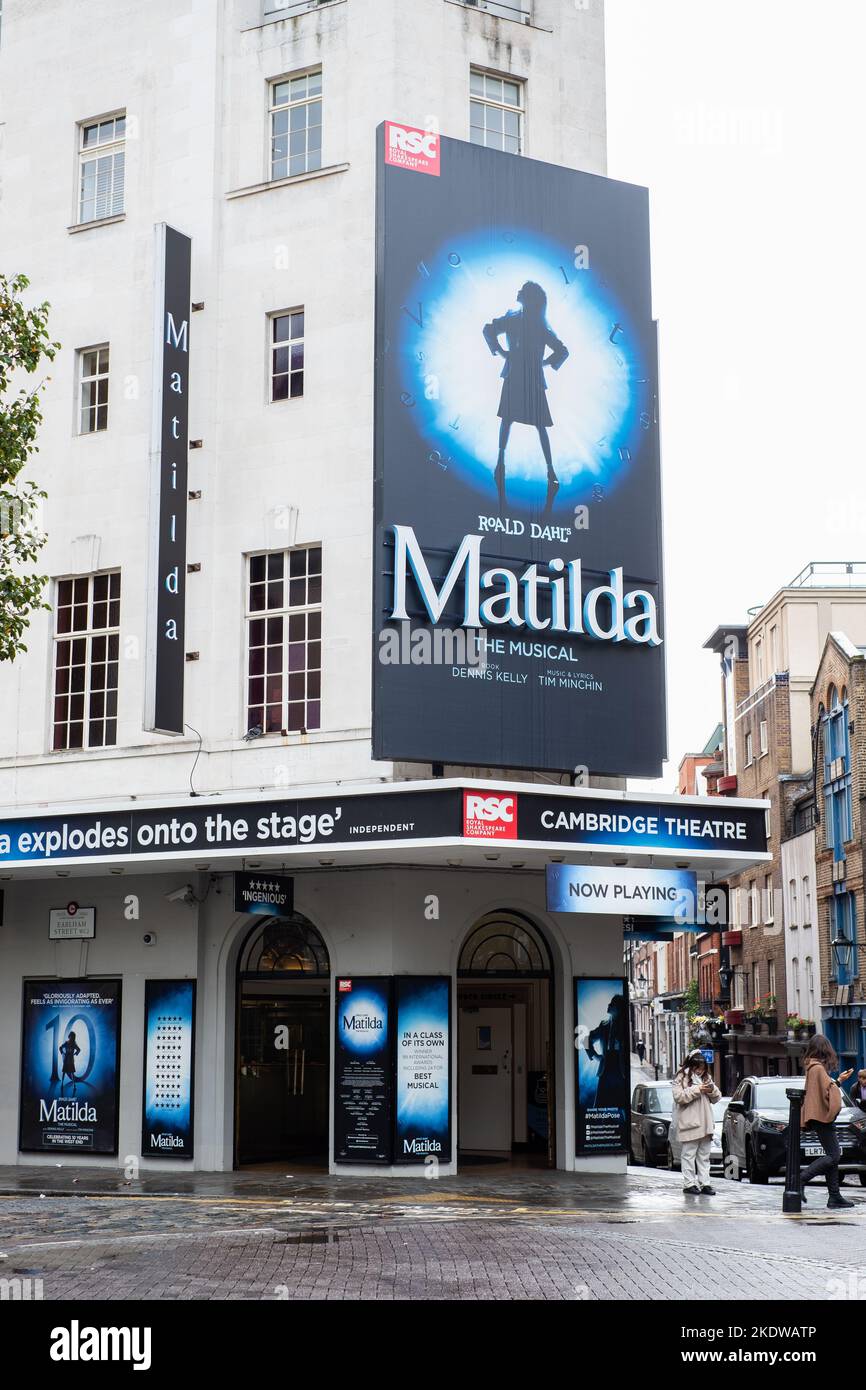 London, Großbritannien - 5. November 2022: 'Matilda'-Schild für das Musical 'Matilda' am Theater in Cambridge. Stockfoto