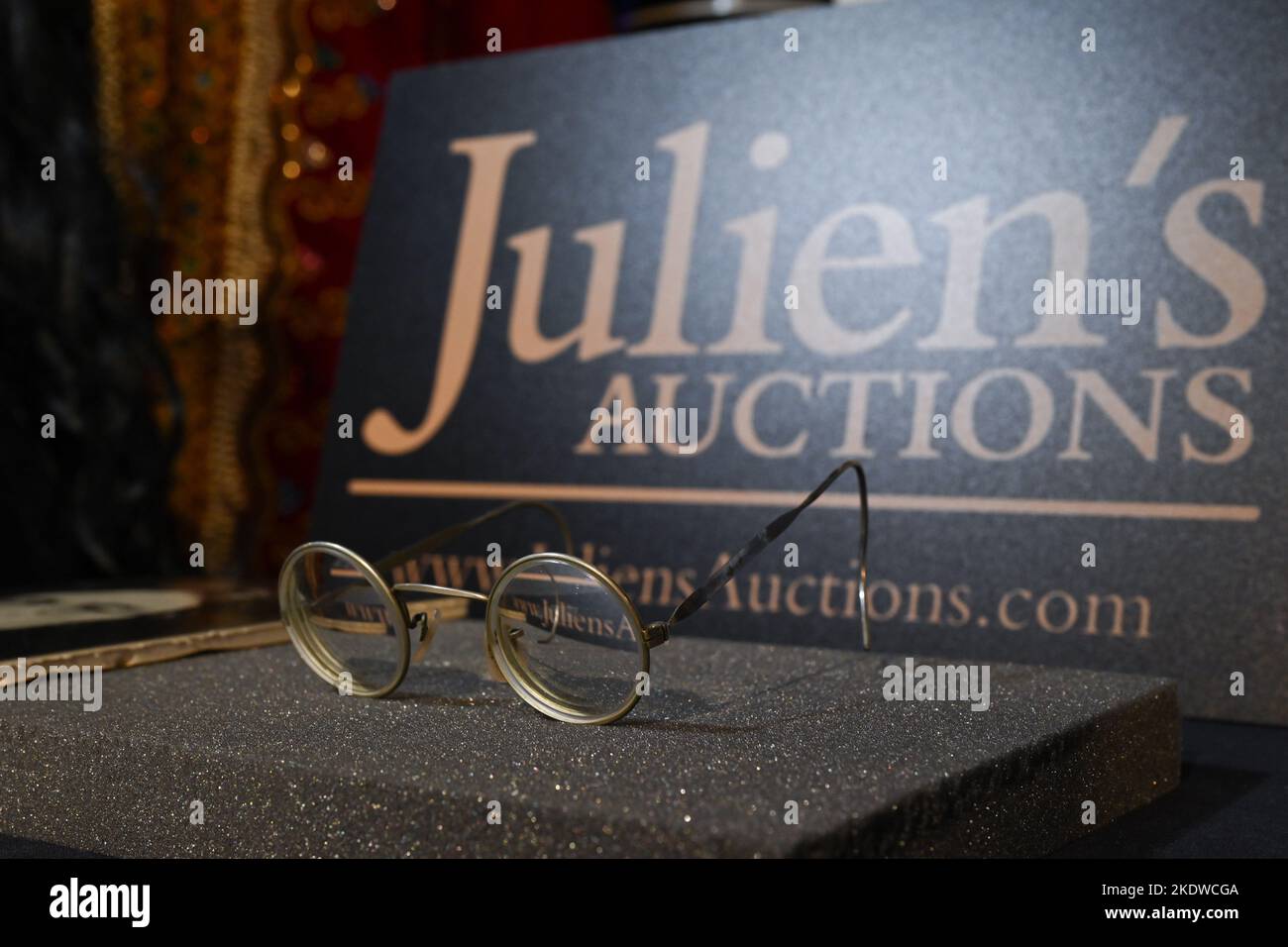 Ein Paar goldfarbener, fotopassender, mit Draht umrandter Gläser, die John Lennon gehört und von diesem getragen wurde und am 08. November 20 im Hard Rock Cafe Times Square ausgestellt wurde Stockfoto