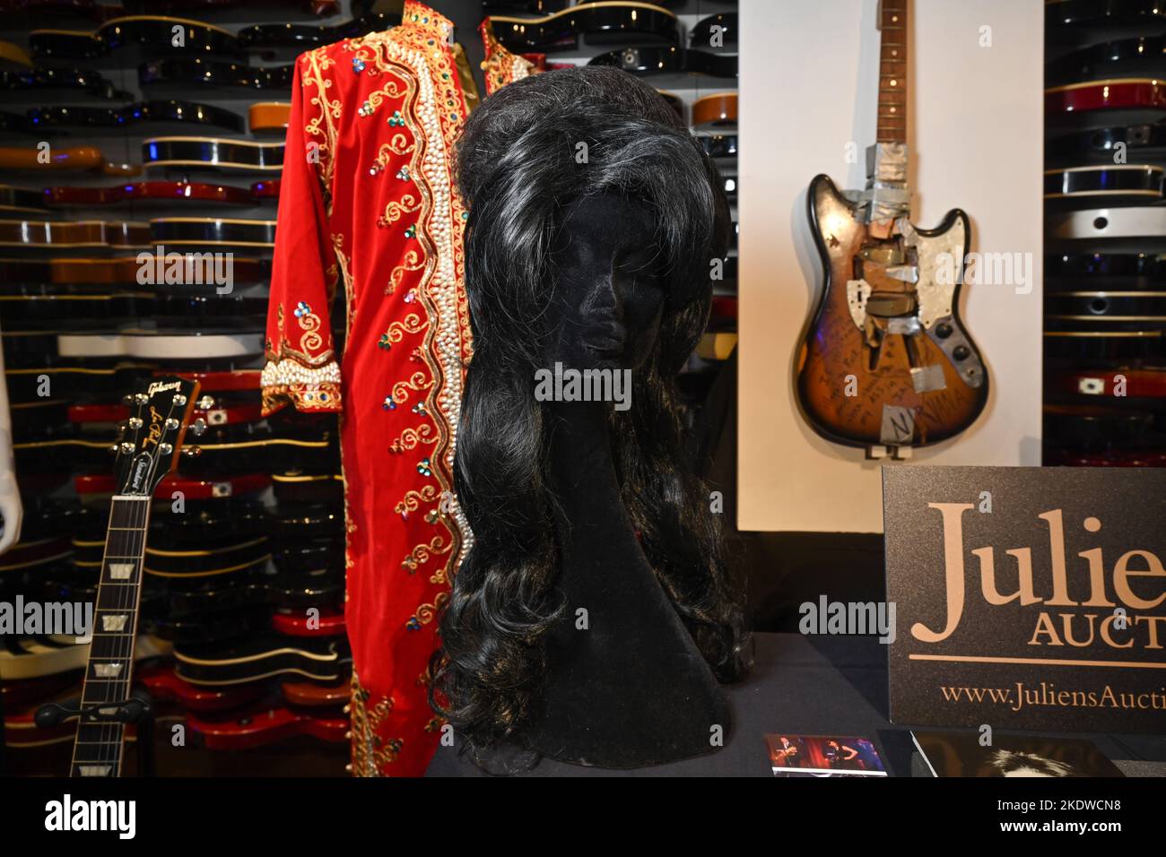 Amy Winehouse’s Beehive Hair Topper wurde während ihrer legendären Aufführung von „You Know I'm No Good“ und „Rehab“ bei der Grammy Awards-Verleihung 2008 am getragen Stockfoto