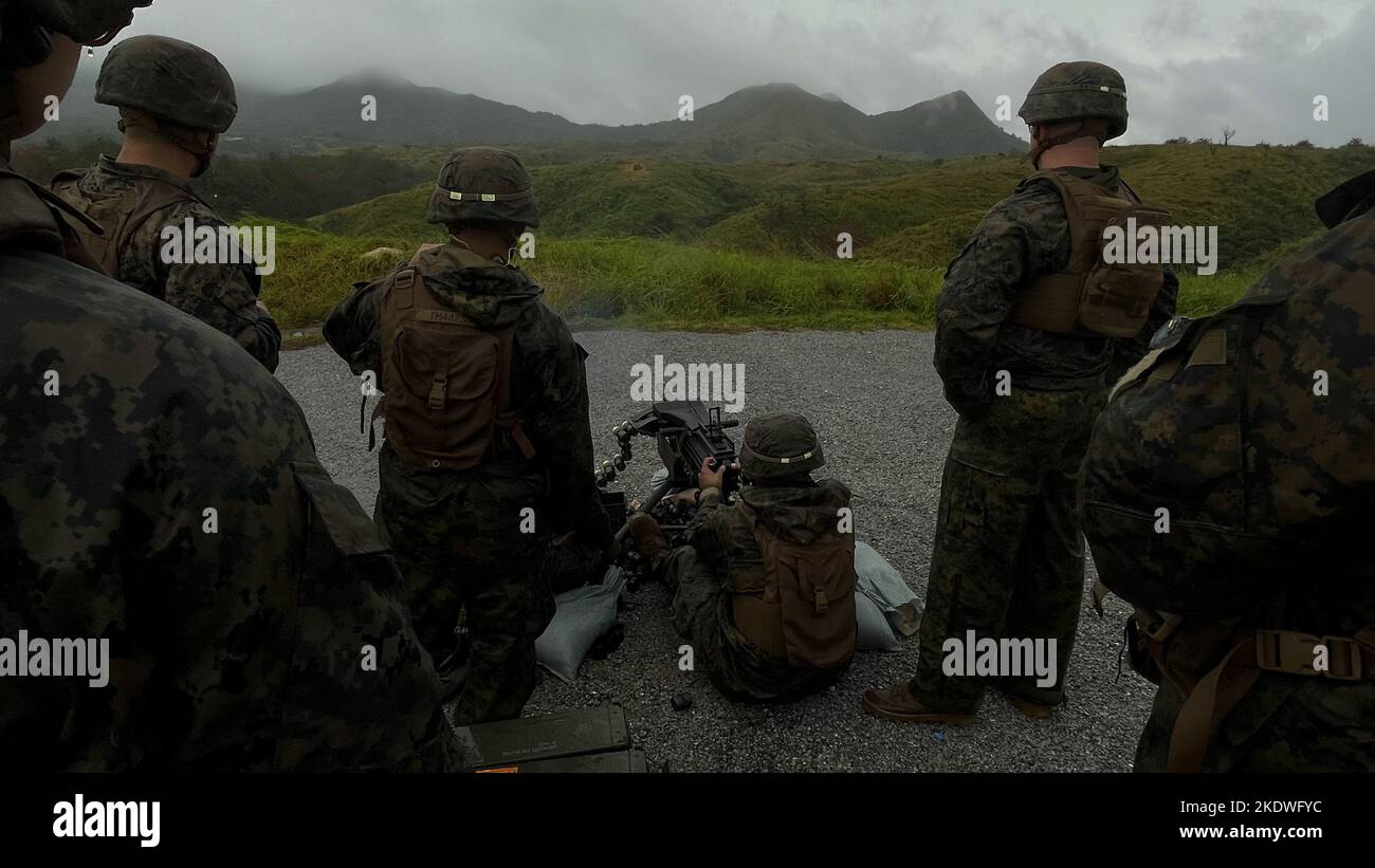 US-Marineinfanteristen mit 3D Bataillons, 3D Marineinfanteristen feuern am 31. Oktober 2022 einen automatischen Granatwerfer mit MK19 Granaten im zentralen Trainingsbereich auf Okinawa, Japan. Marines nahm an der Live-Fire-Range Teil, um die Kompetenz und Bereitschaft zu erhalten. 3/3 wird im Indo-Pazifik-Raum unter 4. Marines, 3D Marine Division, als Teil des Unit Deployment Program eingesetzt. (USA Marine Corps Foto von Lance CPL. Eduardo Delatorre) Stockfoto