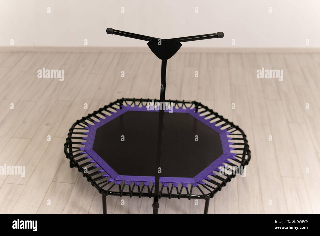 Freizeit Spiel leer Raum Wachstum cyan weiß Fitness-Trampolin kleinen Sprung lila Stockfoto