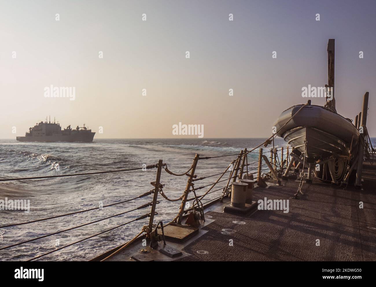 221106-N-EB711-1056 GOLF VON ADEN (NOV 6, 2022) der Lenkrakenzerstörer USS the Sullivans (DDG 68) segelt vom Trockenfracht- und Munitionsschiff USNS Matthew Perry (T-AKE 9) ab, nachdem er im Golf von Aden am 6. November eine Auffüllung auf See durchgeführt hatte. Die Sullivans werden im Einsatzgebiet der US-Flotte für 5. eingesetzt, um die Sicherheit und Stabilität der Seefahrt im Nahen Osten zu gewährleisten. (USA Navy Foto von Sonar Technician (Surface) 1. Class Kevin FRUs) Stockfoto