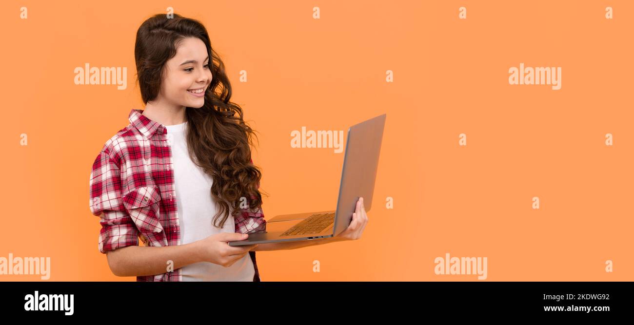 Kind auf Video-Lektion. Teen Mädchen verwenden Laptop zum Bloggen. Webinar bei Online-Bildung. Schulmädchen Porträt mit Laptop, horizontales Poster. Banner Stockfoto