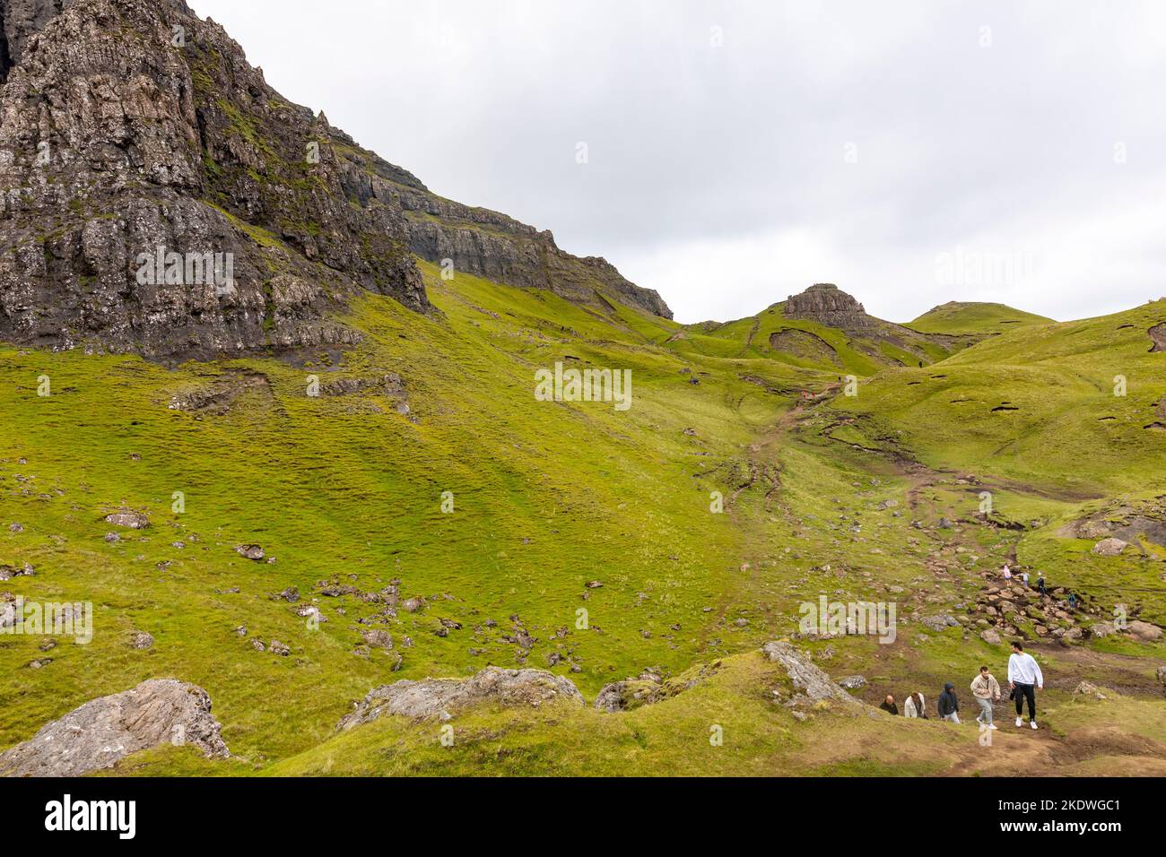 Isle of Skye Schottland, Wanderer und Wanderer wandern in Richtung Old man of Storr auf der halbinsel trotternish, Skye, Schottland, Großbritannien, Sommer 2022 Stockfoto