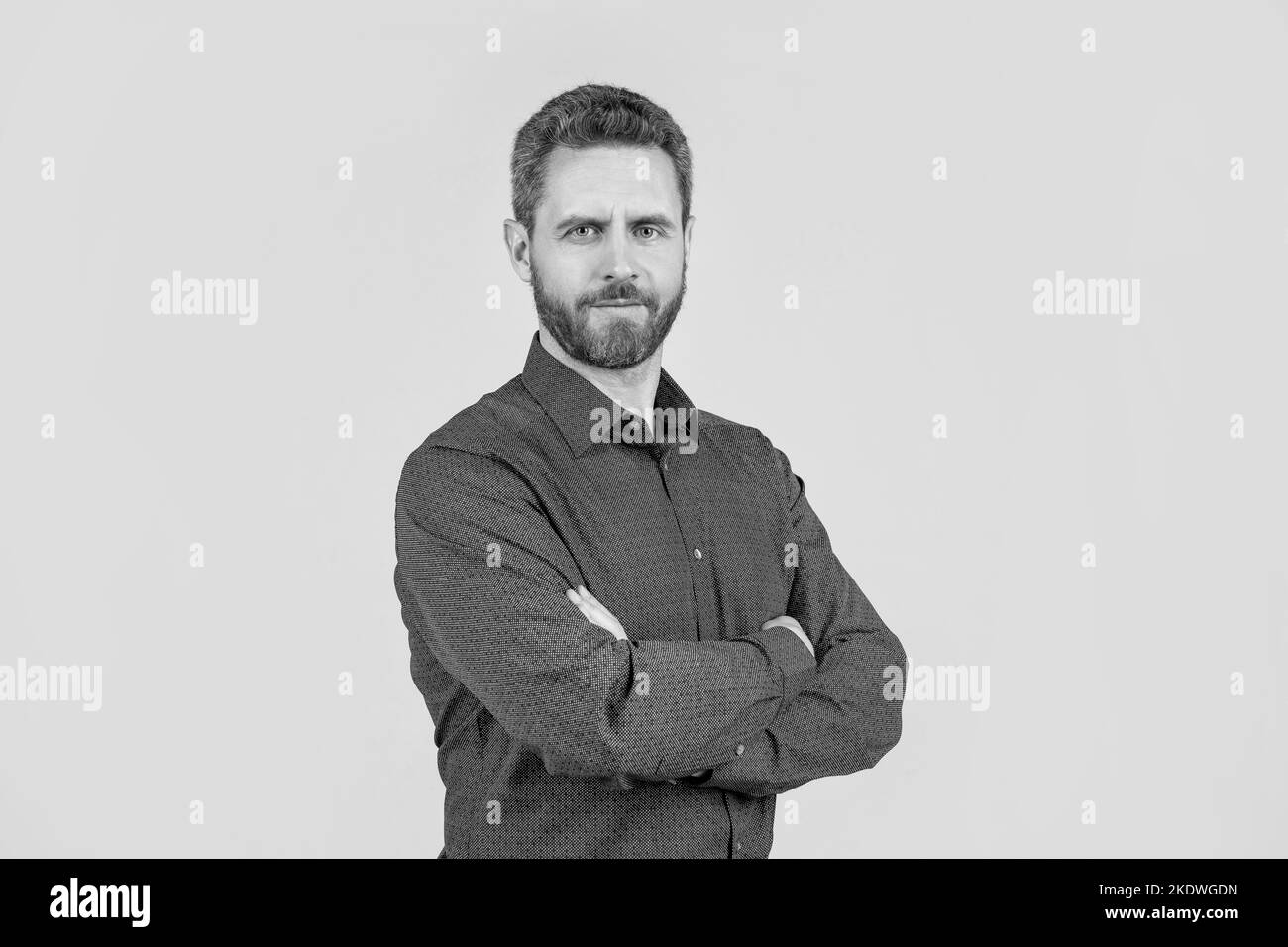 Sie können immer zuversichtlich sein. Selbstbewusster Mann hält Arme gekreuzt grauen Hintergrund. Lässiger Style Stockfoto