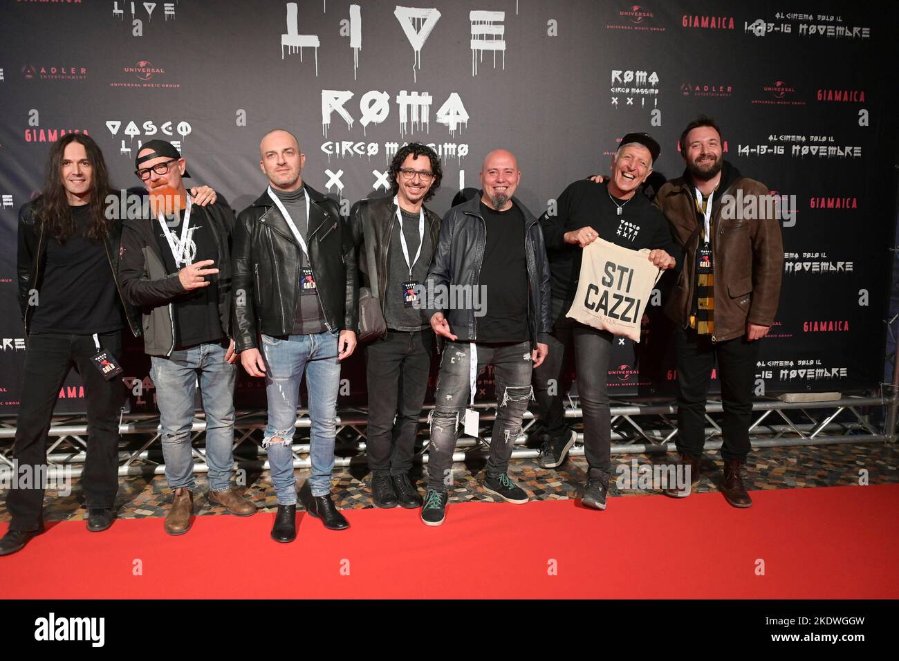 Rom, Italien. 08.. November 2022. Die Band Vascon Rossi nimmt am roten Teppich des Films Vasco Live Roma Circo Massimo 2022 im Space Moderno Cinema Teil. Kredit: SOPA Images Limited/Alamy Live Nachrichten Stockfoto