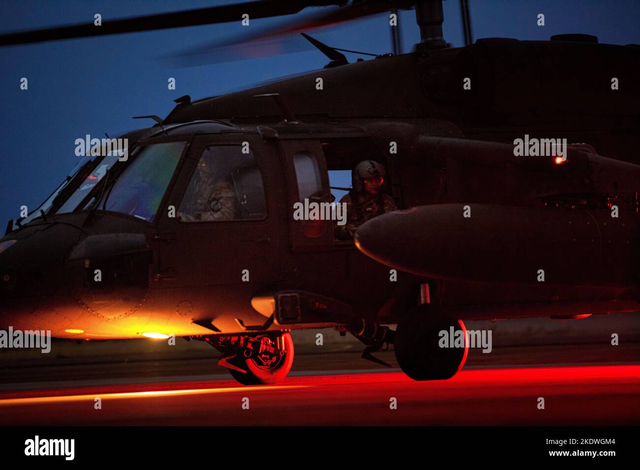 Ein Hubschrauber der US-Armee UH-60 Black Hawk vom 1-214. General Support Aviation Bataillon, 12. Combat Aviation Brigade, Taxis entlang der Fluglinie nach dem Tanken während der Übung Falcon Autumn 22 in Vredepeel, Niederlande, 7. November 2022. 12 CAB ist unter anderem dem V Corps, dem amerikanischen Forward Deployed Corps in Europa, zugeordnet. Sie arbeiten mit NATO-Alliierten und regionalen Sicherheitspartnern zusammen, um kampfbereite Kräfte bereitzustellen, gemeinsame und multinationale Trainingseinheiten durchzuführen und das Kommando und die Kontrolle für alle rotatorischen und zugewiesenen Einheiten im Europäischen Theater zu behalten. (USA Foto der Armee von Staff Sgt. Stockfoto