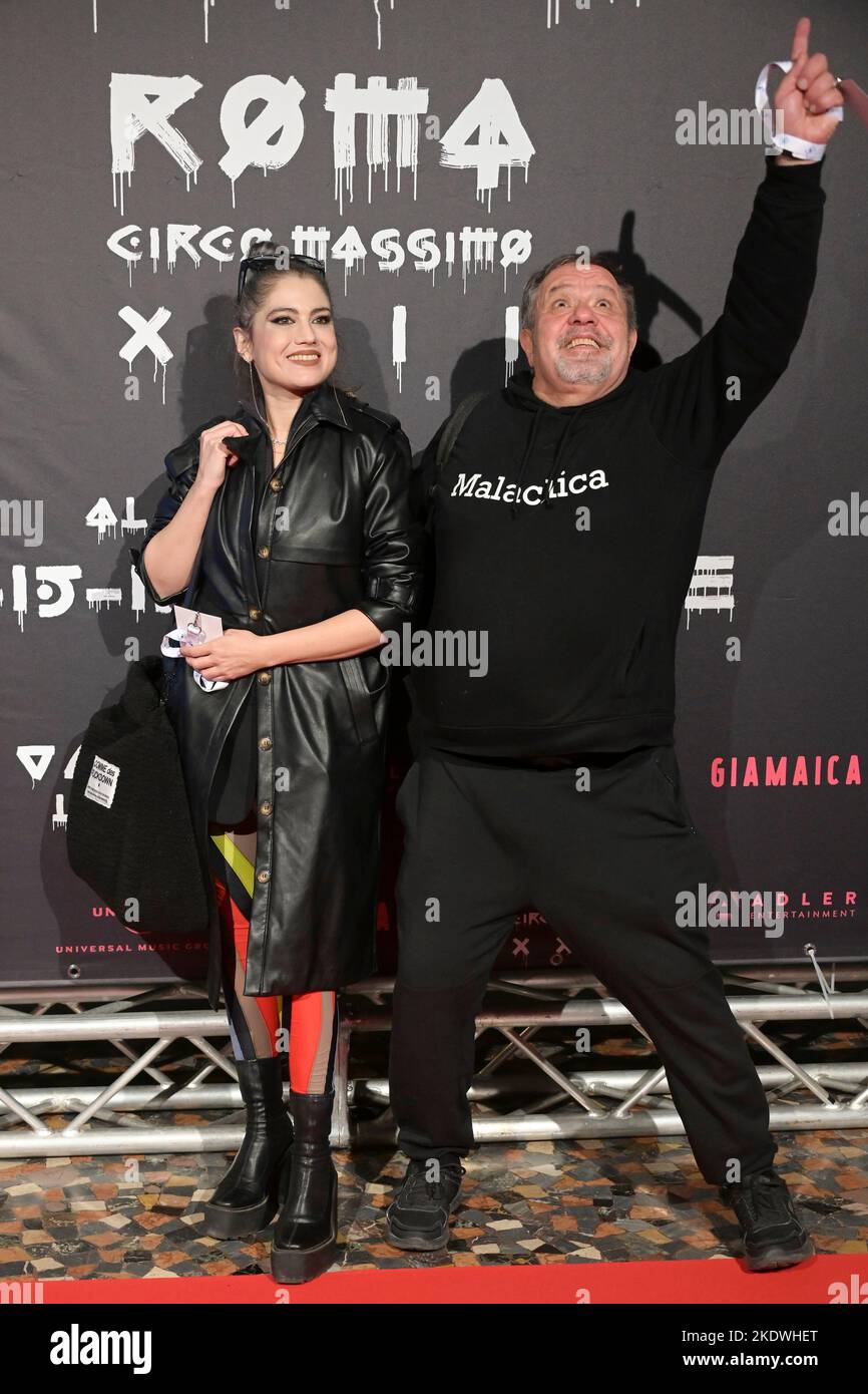 Rom, Italien. 08.. November 2022. Beatrice Antolini (L) und Frank Nemola (R) nehmen am roten Teppich des Films Vasco Live Roma Circo Massimo 2022 im Space Moderno Cinema Teil. (Foto: Mario Cartelli/SOPA Images/Sipa USA) Quelle: SIPA USA/Alamy Live News Stockfoto