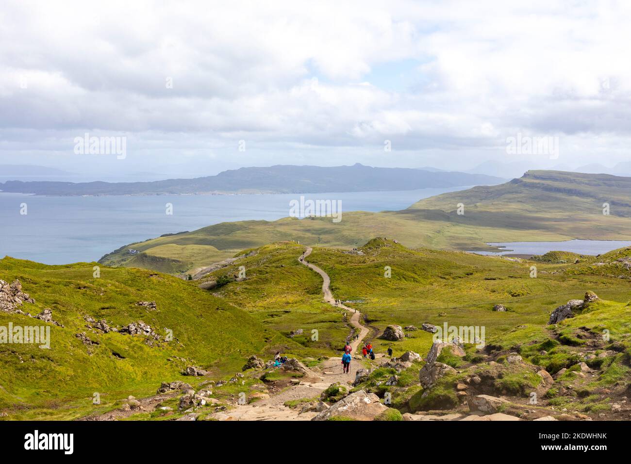 Isle of Skye Schottland, Wanderer und Wanderer wandern in Richtung Old man of Storr auf der halbinsel trotternish, Skye, Schottland, Großbritannien, Sommer 2022 Stockfoto