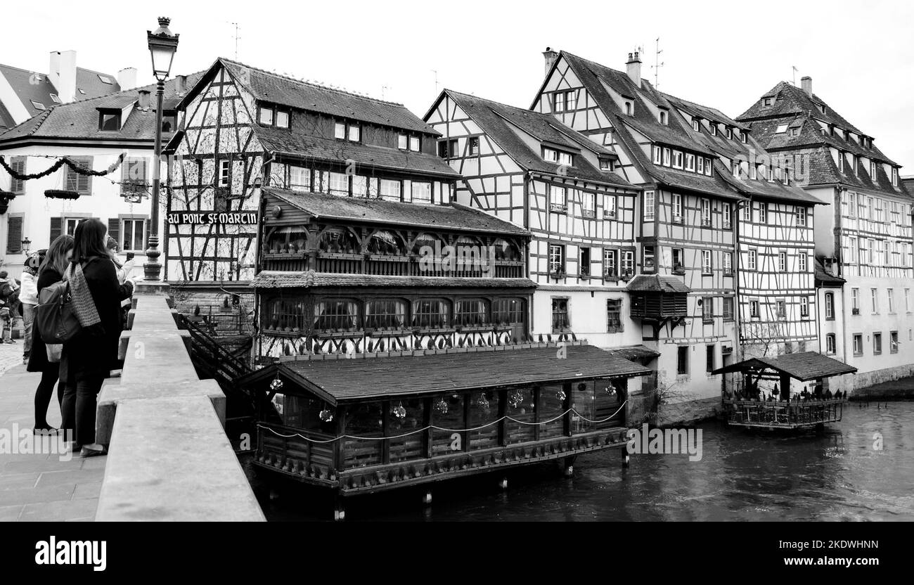 STRASSBURG, FRANKREICH - 21. DEZEMBER 2015: Touristen bewundern die Aussicht auf Petite France, ein historisches Viertel der Stadt Straßburg und UNESCO World Herita Stockfoto