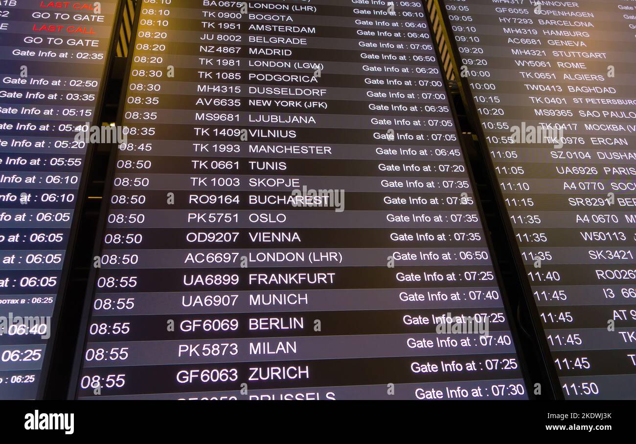 Großes Display im internationalen Flughafen. Info-Bildschirm mit Flügen und Städten Stockfoto