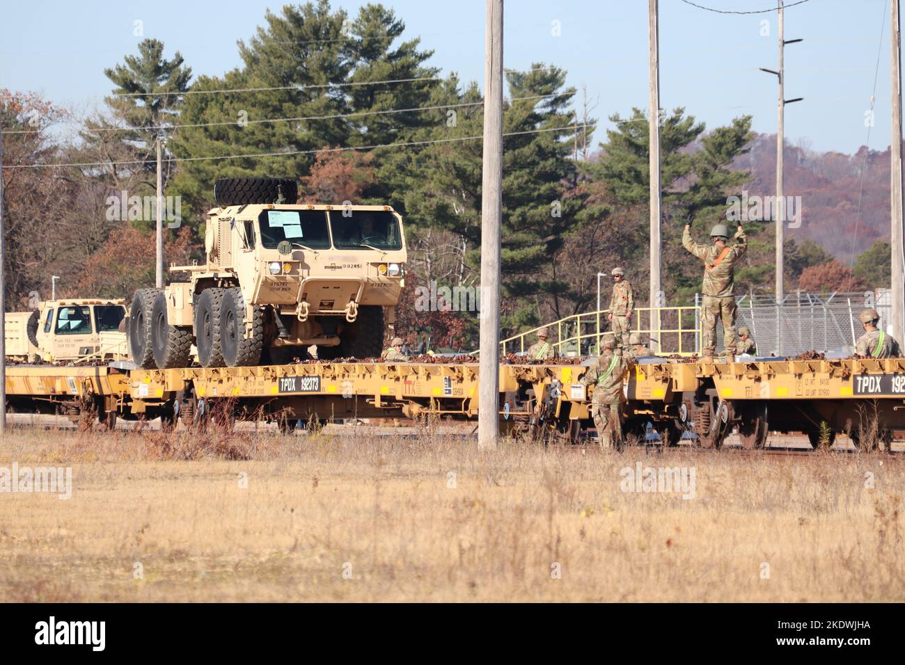 Soldaten der 411. Engineer Company der Army Reserve laden am 1. November 2022 auf dem Eisenbahnhof in Fort McCoy Triebwagen mit Militärfahrzeugen und Ausrüstung. Wis. insgesamt lud das Unternehmen bei der Installation über die mehrtägige Bahnbewegung 128 Gegenstände auf die Triebwagen, um die Ausrüstung schließlich dem Verantwortungsbereich des US-Zentralkommandos bereitzustellen. Fünf Mitarbeiter des Fort McCoy Logistics Readiness Center (LRC) unterstützten die Eisenbahnbewegung und deren Koordination. Die 411. ist die neueste von vielen Einheiten in den letzten zehn Jahren, die Schienenbewegungen in Fort McCoy halten. In der Tat, für die ma Stockfoto