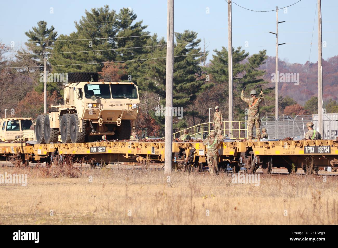 Soldaten der 411. Engineer Company der Army Reserve laden am 1. November 2022 auf dem Eisenbahnhof in Fort McCoy Triebwagen mit Militärfahrzeugen und Ausrüstung. Wis. insgesamt lud das Unternehmen bei der Installation über die mehrtägige Bahnbewegung 128 Gegenstände auf die Triebwagen, um die Ausrüstung schließlich dem Verantwortungsbereich des US-Zentralkommandos bereitzustellen. Fünf Mitarbeiter des Fort McCoy Logistics Readiness Center (LRC) unterstützten die Eisenbahnbewegung und deren Koordination. Die 411. ist die neueste von vielen Einheiten in den letzten zehn Jahren, die Schienenbewegungen in Fort McCoy halten. In der Tat, für die ma Stockfoto