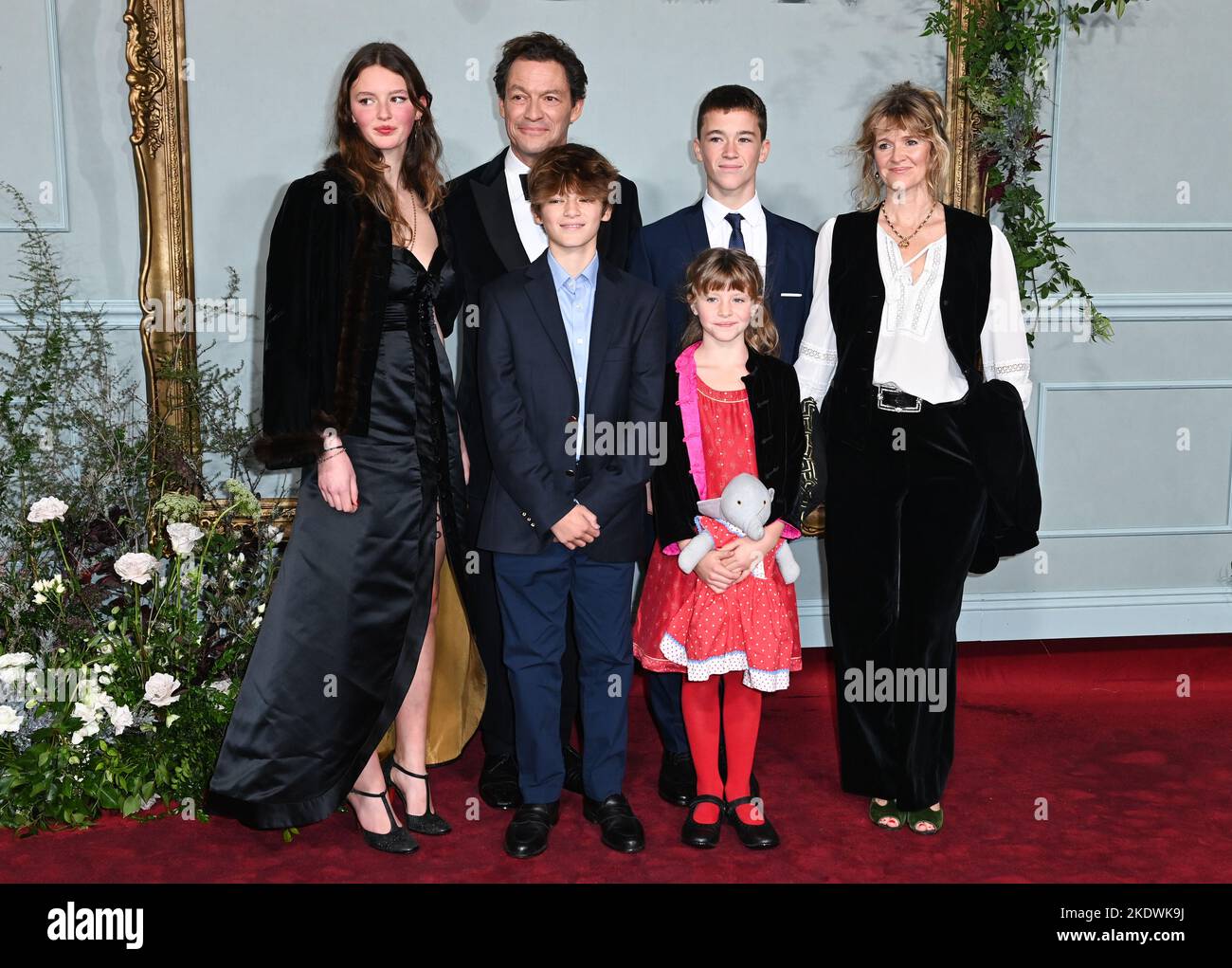 London, Großbritannien. 08.. November 2022. 8.. November 2022, London, Großbritannien. Dominic West und Catherine FitzGerald mit ihren Kindern Dora, Senan, Francis und Christabel bei der Weltpremiere der Crown Season 5, Theatre Royal, Drury Lane, London. Quelle: Doug Peters/Alamy Live News Stockfoto