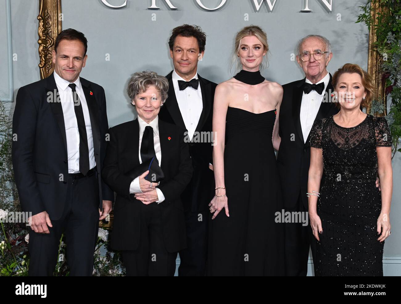 London, Großbritannien. 08.. November 2022. 8.. November 2022, London, Großbritannien. Jonny Lee Miller, Dominic West, Elizabeth Debicki, Imelda Staunton, Jonathan Pryce und Lesley Manville bei der Weltpremiere der Crown-Saison 5, Theatre Royal, Drury Lane, London. Quelle: Doug Peters/Alamy Live News Stockfoto