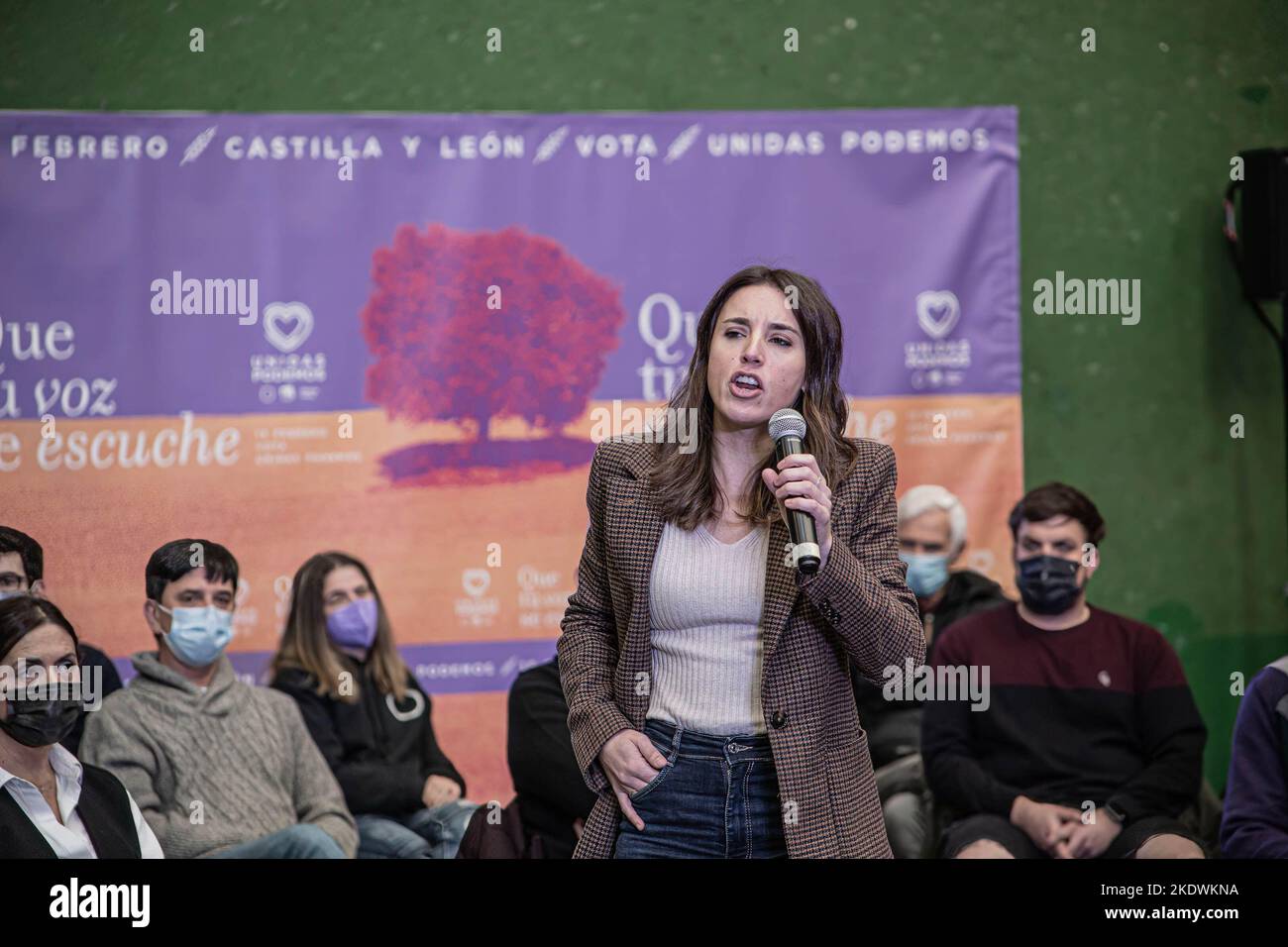 Burgos, Spanien. 5.. Februar 2022. Irene Montero, Ministerin für Gleichberechtigung, spricht während der Wahlkampfveranstaltung „United We Can“ in Burgos. Die politische Partei Unidos Podemos, auch bekannt als United We Can, hielt am 23. Februar eine massive Kundgebung im Viertel Gamonal ab. (Bild: © Jorge Contreras Soto/SOPA Images via ZUMA Press Wire) Stockfoto