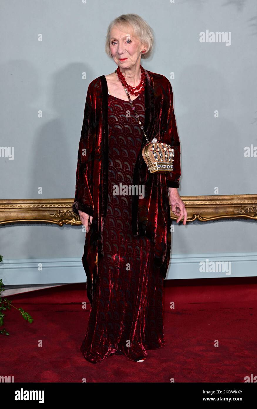 London, Großbritannien. 08.. November 2022. 8.. November 2022, London, Großbritannien. Marcia Warren bei der Weltpremiere der Crown Season 5, Theatre Royal, Drury Lane, London. Quelle: Doug Peters/Alamy Live News Stockfoto