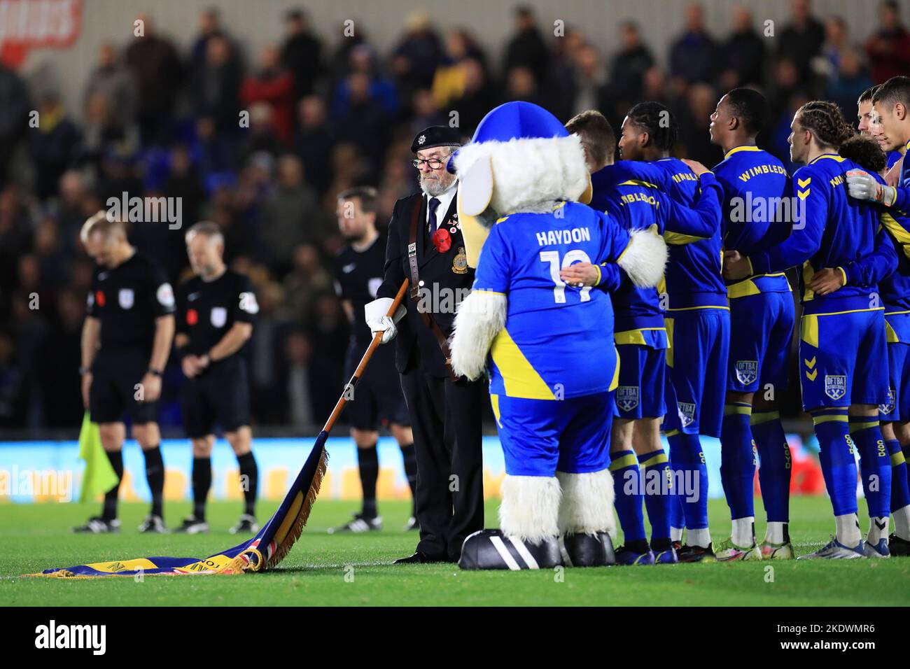 London, Großbritannien. 08.. November 2022. Während des Spiels der EFL Sky Bet League 2 zwischen AFC Wimbledon und Leyton Orient in der Plough Lane, London, England, am 8. November 2022, schweigt die britische Außenlegion mit dem AFC Wimbledon-Team. Foto von Carlton Myrie. Nur zur redaktionellen Verwendung, Lizenz für kommerzielle Nutzung erforderlich. Keine Verwendung bei Wetten, Spielen oder Veröffentlichungen einzelner Clubs/Vereine/Spieler. Kredit: UK Sports Pics Ltd/Alamy Live Nachrichten Stockfoto