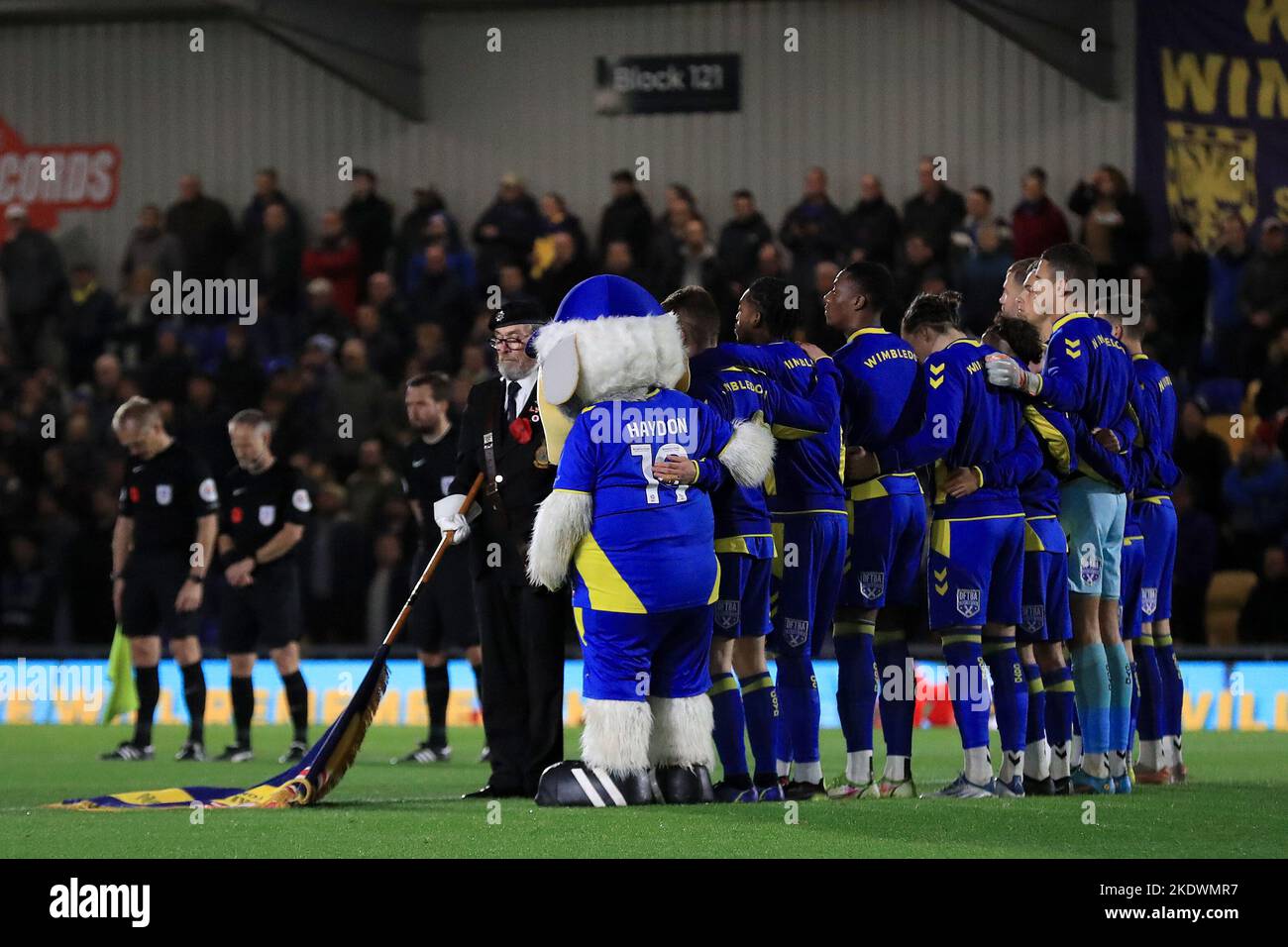 London, Großbritannien. 08.. November 2022. Die britische Fremdenlegion beobachtet einen Moment der Stille mit dem AFC Wimbledon-Team, während The Last Post während des Spiels der EFL Sky Bet League 2 zwischen AFC Wimbledon und Leyton Orient am 8. November 2022 in der Plough Lane, London, England, gespielt wird. Foto von Carlton Myrie. Nur zur redaktionellen Verwendung, Lizenz für kommerzielle Nutzung erforderlich. Keine Verwendung bei Wetten, Spielen oder Veröffentlichungen einzelner Clubs/Vereine/Spieler. Kredit: UK Sports Pics Ltd/Alamy Live Nachrichten Stockfoto