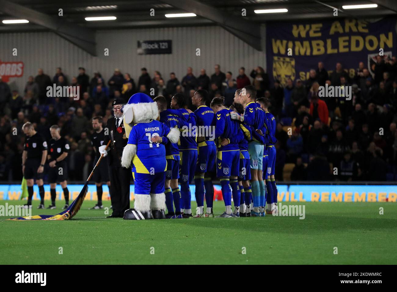 London, Großbritannien. 08.. November 2022. Während des Spiels der EFL Sky Bet League 2 zwischen AFC Wimbledon und Leyton Orient in der Plough Lane, London, England, am 8. November 2022, schweigt die britische Außenlegion mit dem AFC Wimbledon-Team. Foto von Carlton Myrie. Nur zur redaktionellen Verwendung, Lizenz für kommerzielle Nutzung erforderlich. Keine Verwendung bei Wetten, Spielen oder Veröffentlichungen einzelner Clubs/Vereine/Spieler. Kredit: UK Sports Pics Ltd/Alamy Live Nachrichten Stockfoto