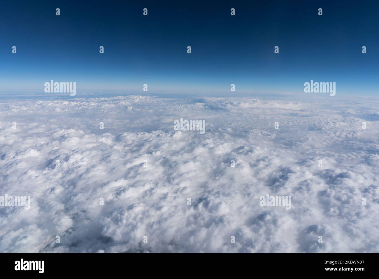 Blick von einem Flugzeugfenster in 35,000 Fuß Höhe Stockfoto