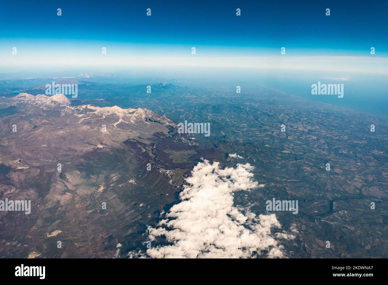Blick von einem Flugzeugfenster in 35,000 Fuß Höhe Stockfoto