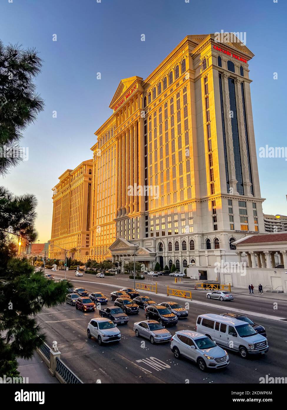 Caesars Palace in Las Vegas mit Nachmittagssonne und Autos auf der Flamingo Rd. Stockfoto