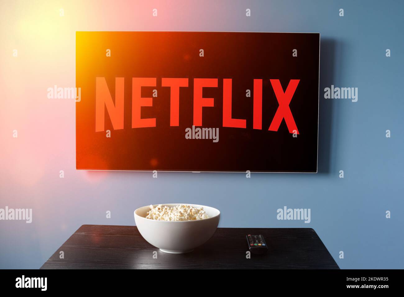 Fernseher mit Netflix-Logo auf dem Bildschirm. Streaming-Dienst Netflix Stockfoto