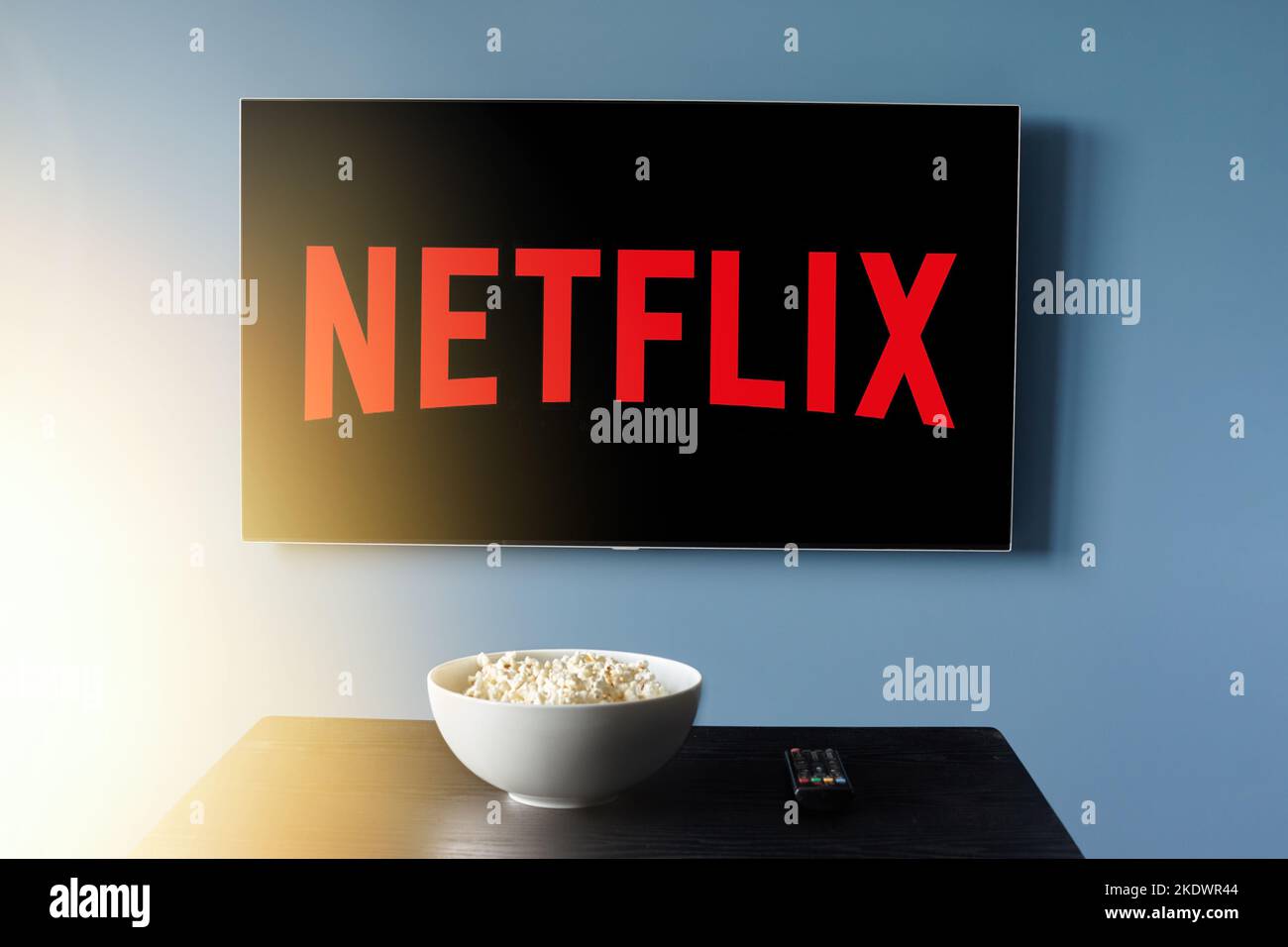 Fernseher mit Netflix-Logo auf dem Bildschirm. Stockfoto
