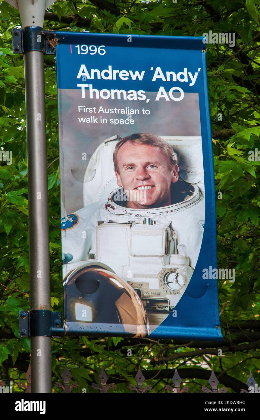 Andy Thomas, Pionier des australischen Australischen Strangonaut, auf einem Banner vor der University of Adelaide, SA, dargestellt Stockfoto